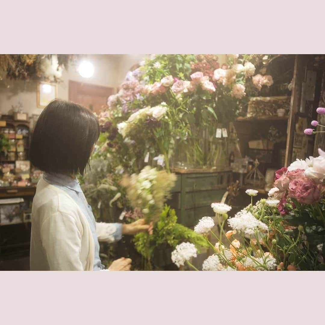 花澄さんのインスタグラム写真 - (花澄Instagram)「いつもの花園にカアチャンを連れて。⠀ 今日はカアチャンに選んでもらった。⠀ 流行りのスモークツリーも入れた。＾＾⠀ ⠀  #leica#leicam10p#ライカ#ライカm10p#tokyo#japan#grlens#28mm#grlens28mm#jardinnostalgique#flowers#florist#kagurazaka#花園#神楽坂#花屋」6月30日 20時55分 - textisan