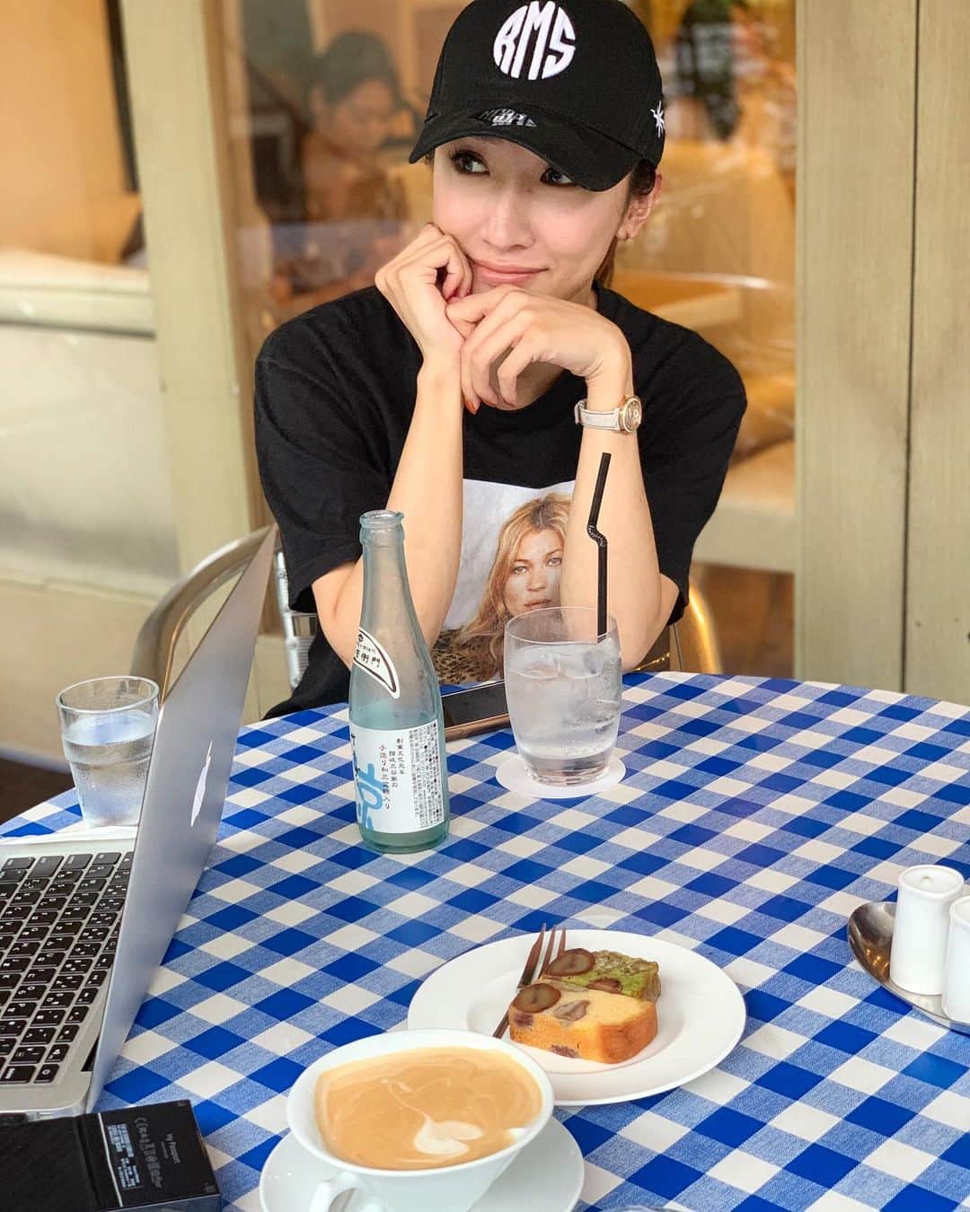 のインスタグラム：「． 今日は一日とある インタビューを受けぴ。うほほー。 過去を振り返り改めてなんかすんごい20代色々あったなーと。来月とうとう30代突入ー‼︎未来は更に明るいぜ‼︎」