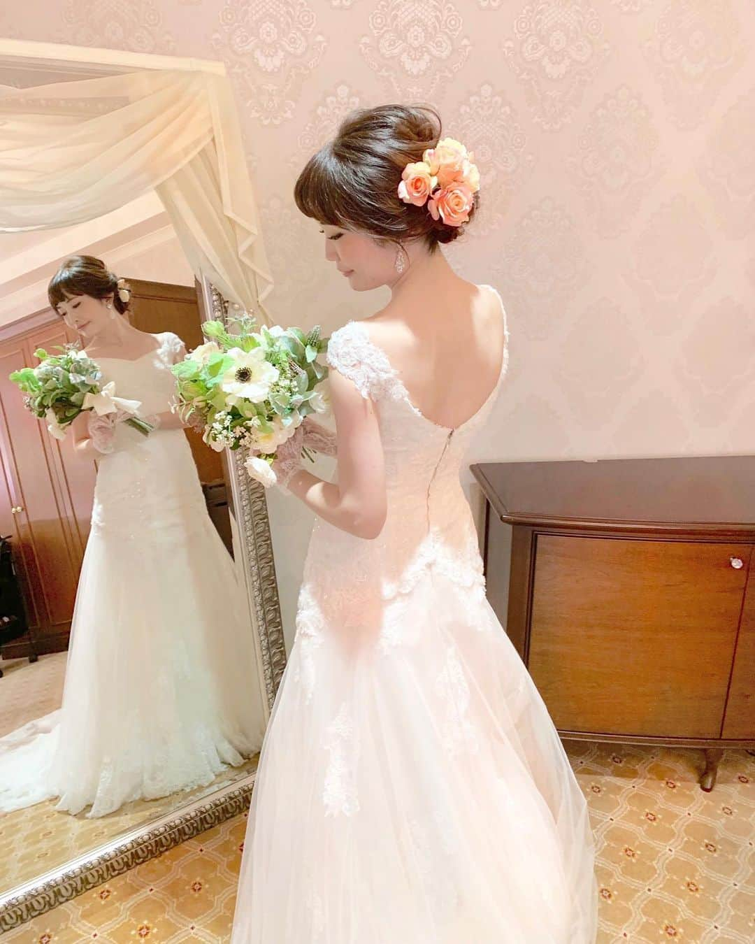 浅井麻里さんのインスタグラム写真 - (浅井麻里Instagram)「💐💐﻿ ﻿ バックデザインが素敵なドレス✨﻿ ﻿ プリンセスラインのドレスも好きだけど、﻿ マーメイドドレスも好き💕﻿ ﻿ ﻿ これはこの前の仙台のじゃなくて、﻿ また別のウェディングモデルの時のなんだけど、﻿ ストーリーにアップした﻿ 仙台での撮影オフショット動画が好評で﻿ もっと見たい！って反響ももらってるから、﻿ 他のもまたストーリーにアップするねー🎵﻿ ﻿ ﻿ #ウェディングモデル#ブライダルモデル#ウェディングドレス#マーメイドドレス#ホワイトドレス#ドレス#Dressy花嫁#プラコレ#weddingdress#mermaiddress#wedding_mari」6月30日 20時48分 - mari_asai_625