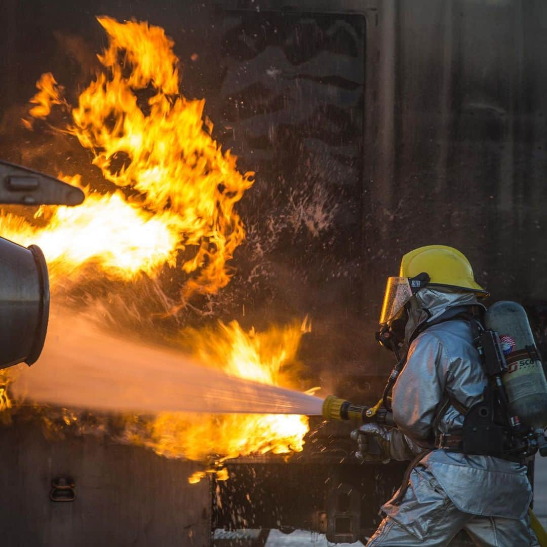 アメリカ海兵隊さんのインスタグラム写真 - (アメリカ海兵隊Instagram)「Heat Check  Marines with Aircraft Rescue and Firefighting, Headquarters and Headquarters Squadron, @mcasyuma conduct hand line drills during live burn training on MCAS Yuma, Arizona, June 25, 2019. (U.S. Marine Corps photo by Sgt. Allison Lotz)  #USMC #Marines #MarineLife #MIlitary」6月30日 20時50分 - marines