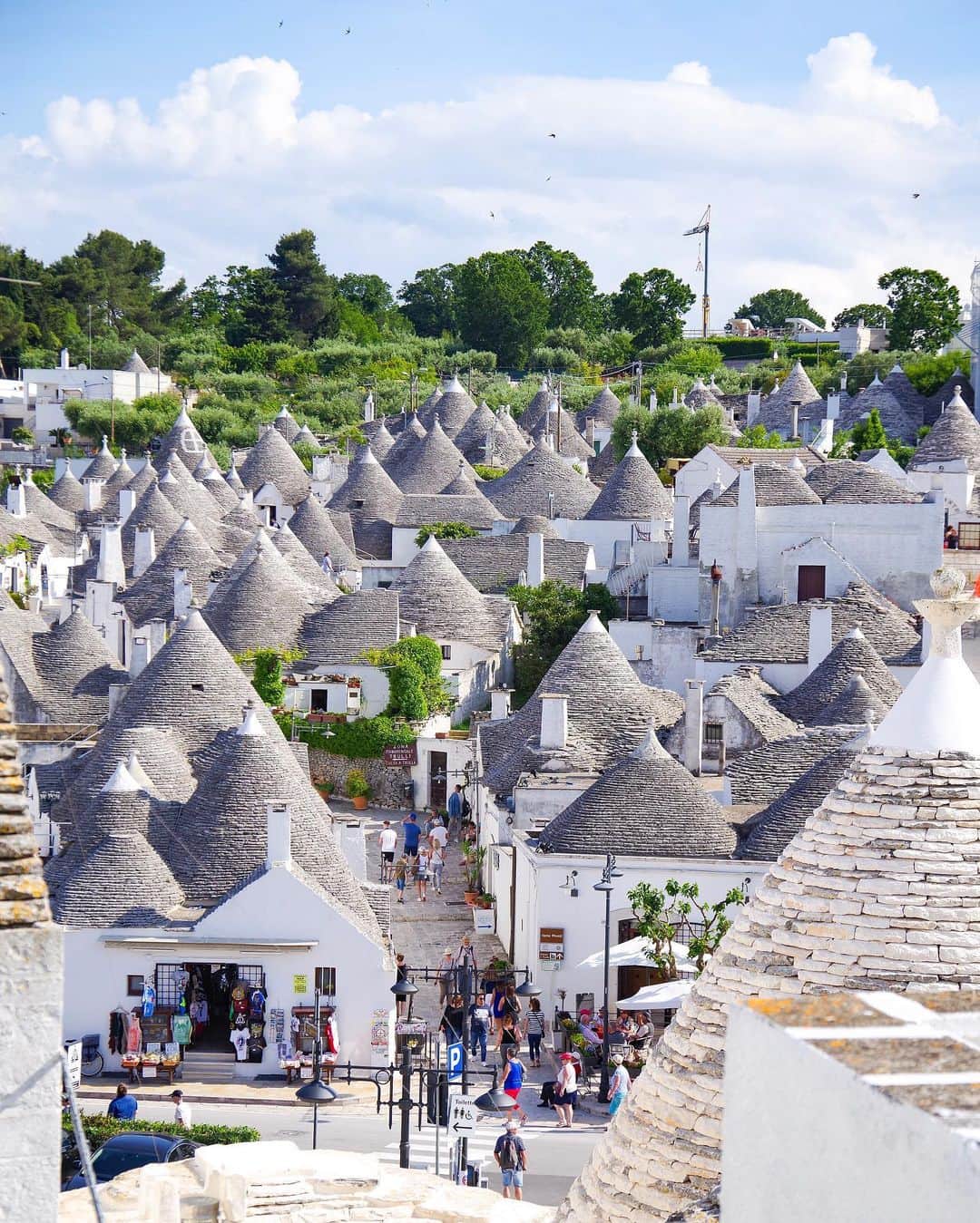 のインスタグラム：「【Italy🇮🇹Alberobello】If you want to see a lot of trulli in this town, it is recommended to look at from Belvedere Santa Lucia. アルベロベッロは1996年に 「アルベロベッロのトゥルッリ」として 世界遺産に登録されました。 この街でたくさんのトゥルッリが並ぶ様子を見るなら Belvedere Santa Luciaがおすすめ。  空の色や雲の形、全てがこの街のためにあるみたい。 絵画のような景色ってこういうことなんだろうな。  旅をしている中で「この景色を絵に描きたい」 と思うことがあるのだけど、 アルベロベッロは特にそう感じることが多かったかも。 Copyright © TAJIHARU  PENTAX K-1 MarkⅡ HD PENTAX-D FA 28-105mmF3.5-5.6ED DC WR _ #たじはるトリップ #TAJIHARU_italy #イタリア #南イタリア #プーリア州 #アルベロベッロ #ヨーロッパ #女子旅 #旅ガール #カメラ女子 #イタリア旅行 #スカイスキャナー #スカイスキャナー旅写真 #italy #southitaly #puglia #alberobello #europe #igerseurope #igersitaly #topeuropephoto #topitalyphoto #visititaly #visitalberobello #wonderful_places #beautifuldestinations #beautifulplace #earthpix #discoverglobe #discoverearth」