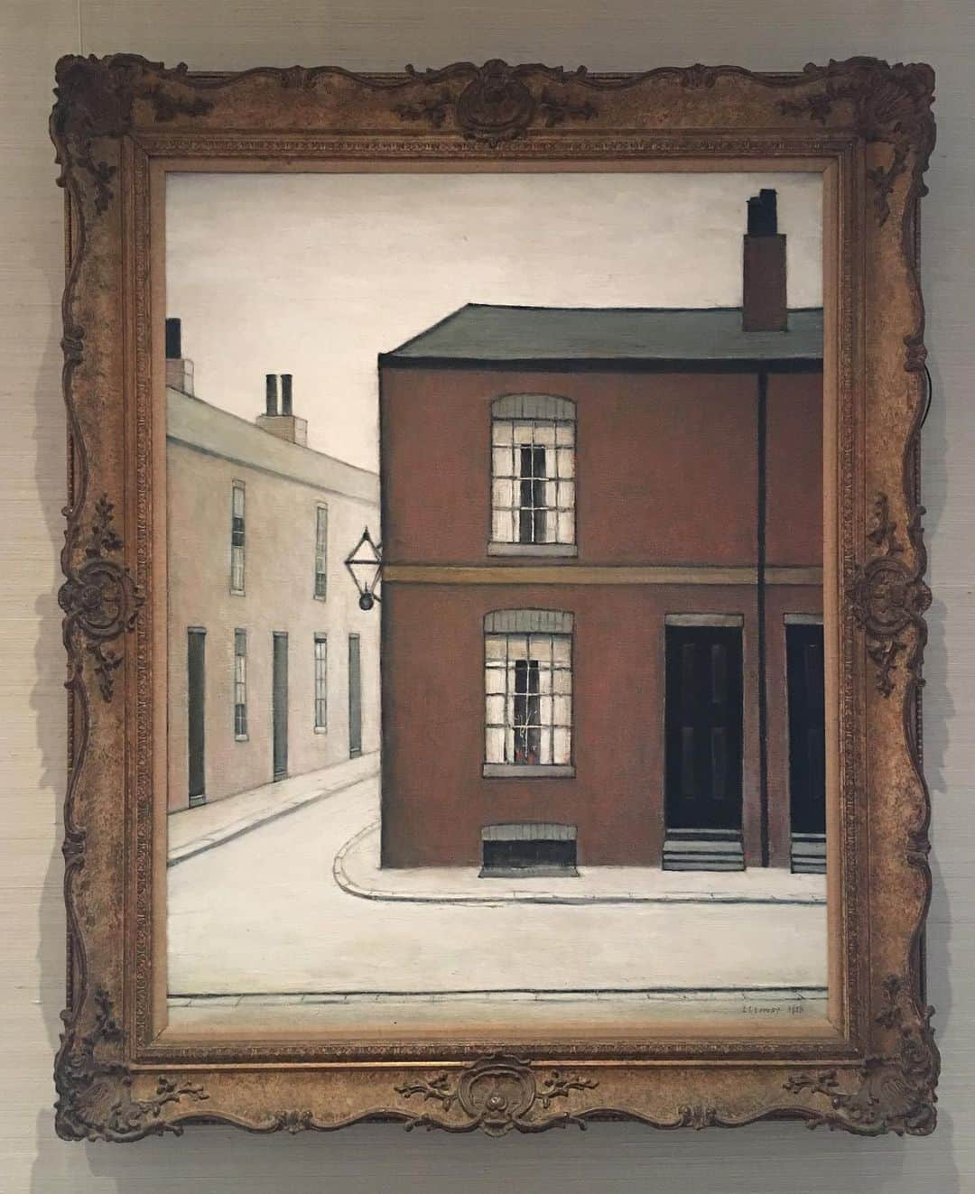 サザビーズさんのインスタグラム写真 - (サザビーズInstagram)「‘David Lloyd-George’s Birthplace, Manchester’ by L.S. #Lowry shows a whole other side to the artist in contrast to the popular conception that he is as a painter of crowds, of so-called ‘matchstick men’ dashing between smoking mills and factories. This painting reveals Lowry to be a master poet of isolation. In his hands, a seemingly ‘straight-forward’ rendering of a humble ‘two up, two down’ in a non-descript backstreet becomes something profound and symbolic. _ A man of lower middle-class origins who rose to the highest office in the land as Liberal Prime Minister, Lloyd George had first-hand experience of the life of the urban poor. His house was exactly the kind of dwelling that Lowry would have visited on his rounds as a rent collector, a job that he held despite his increasing renown as an artist. Painted in 1958 when Lowry’s reputation was approaching its height and more than a decade after the great statesman’s death, this haunting work caught the eye of Sir John Smith as he walked past the window of Lefevre Gallery in Mayfair, shortly after the painting’s completion. _ ‘David Lloyd-George’s Birthplace, Manchester’ will headline ‘Recollections of Place Past’, a sale of Property from the Estate of Sir John and Lady Smith in #London on 9 July – a distinctly personal collection that was shaped by their combined passions for the past and the poetic. #SothebysModBrit #LSLowry #ModernBritishArt」6月30日 20時57分 - sothebys