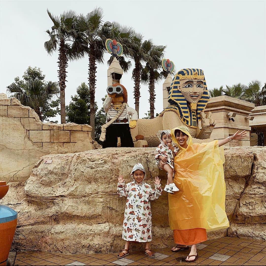 のインスタグラム：「LEGO LAND💛🌈☔️🧡 * もうすぐお誕生日の娘のリクエストで初のレゴランドへ！ * 途中から雨が降ってきてレインコートで楽しみました🧡 * いつもだったら雨は嫌だなーって思うのに子供達のレインコート姿も可愛くて、雨だから乗り物全部待ち時間が0で全部スイスイ乗れました！雨に濡れてのジェットコースターは爽快でした🤩 * 待ち時間があると待つのが嫌で乗らない我が家なので、こんなにも沢山の乗り物に娘と乗ったのは初めてでした！ * これぞ、恵みの雨☂️💛 * 雨でもこんなに楽しめるテーマパークってすごい💘 * 家族4人雨でびしょ濡れになって何時間も走り回った👨‍👩‍👧‍👦あーかなり楽しんだ💛 * #legoland #レゴランド#レゴランドジャパン #masacotravel #当たり前だけど全部レゴで出来てて大興奮」