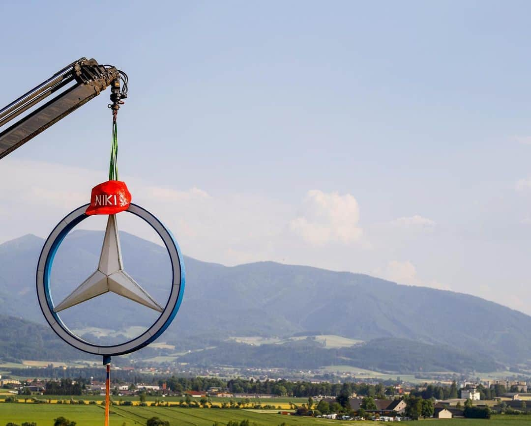 MERCEDES AMG PETRONASさんのインスタグラム写真 - (MERCEDES AMG PETRONASInstagram)「60,000 red caps have been handed out to the crowd in tribute to Niki for today’s Austrian Grand Prix ❤️ #DankeNiki」6月30日 21時12分 - mercedesamgf1