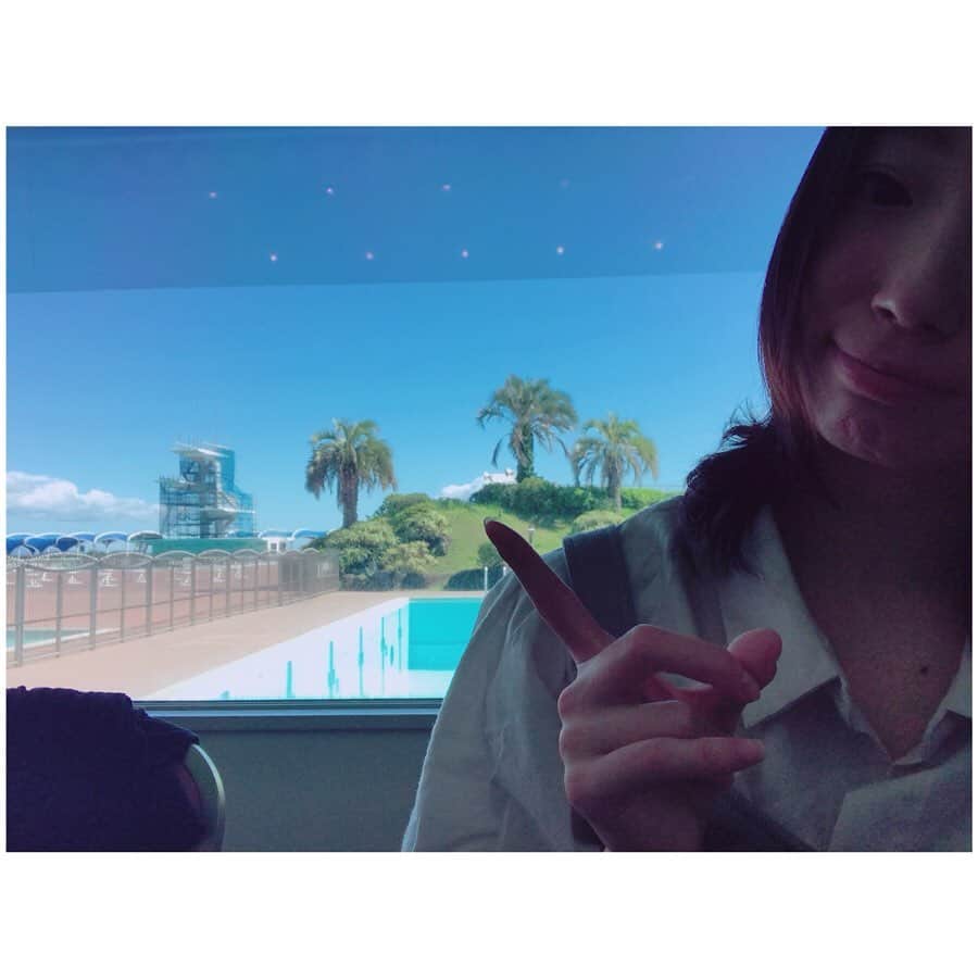 有明ゆなさんのインスタグラム写真 - (有明ゆなInstagram)「大磯ロングビーチってなんだろう？ って思いながら行ってみたら ホテルのプールだった(・Д・)！ ビックリしたよ！ でもすごく綺麗だった♡ . . . . #大磯ロングビーチ #プール #プールサイド #動画 #綺麗 #外 #ヤシの木 #やしの木」6月30日 21時08分 - ariake_yuna