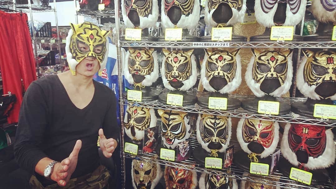 のインスタグラム：「【芸人クイズ】謎のマスクマン！いったい誰でしょうか？この問題が解る人はお笑いマニアです♪  #クイズ #芸人 #問題 #脳トレ #プロレス #マスクマン #○代目#タイガーマスク なんやろ？#お笑いマニア #レギュラー松本 #あるある探検隊」