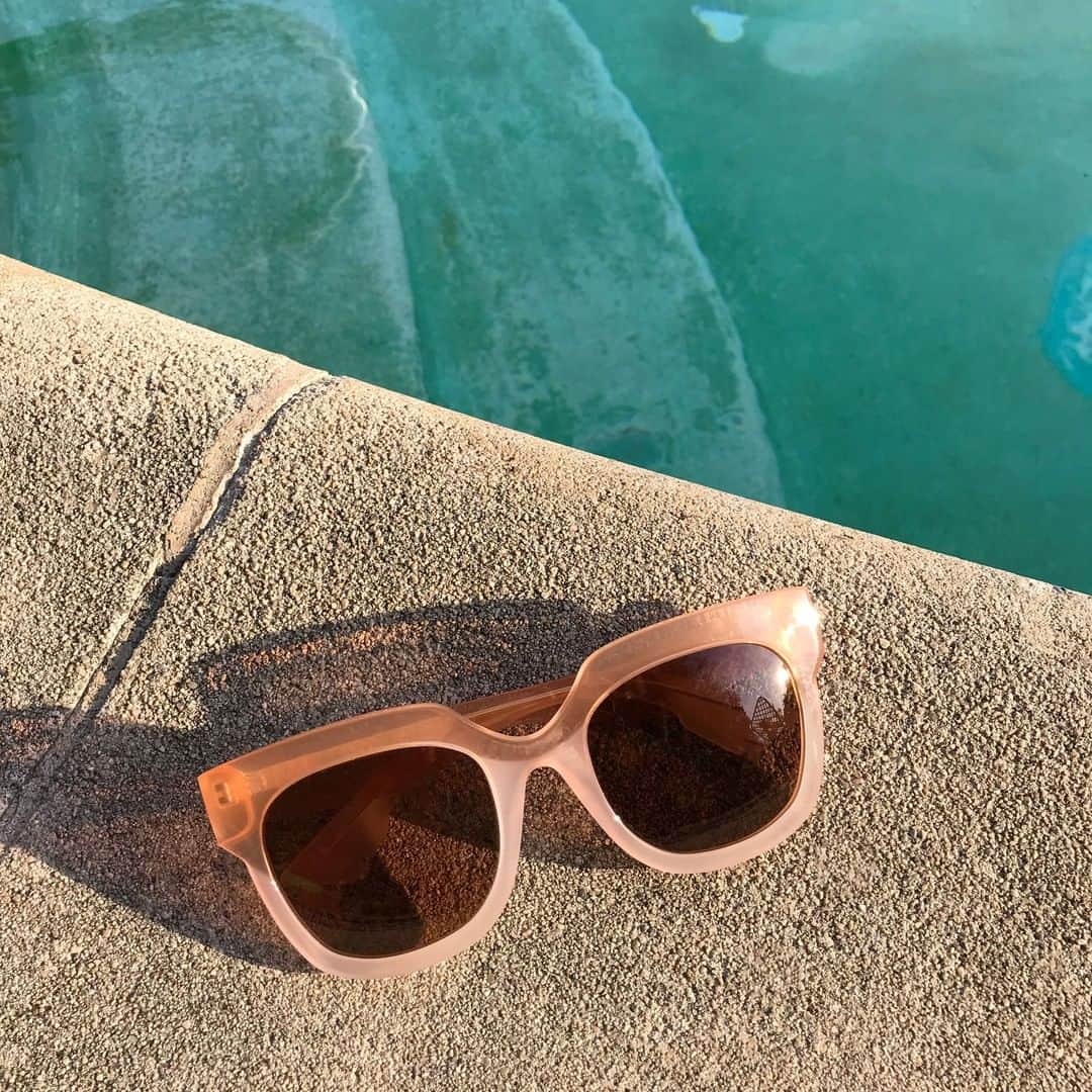 Meganさんのインスタグラム写真 - (MeganInstagram)「Poolside with Zanzan GILOT sunglasses in pink and peach. Handmade in Italy. zanzan.co.uk⁠ ⁠ ⁠ #サングラス #선글라스 #lunettes #occhiali #sunglasses #eyewear #handmadeinitaly #slowfashion #buybetterbuyless #zanzaneyewear⁠」6月30日 21時10分 - zanzan_domus