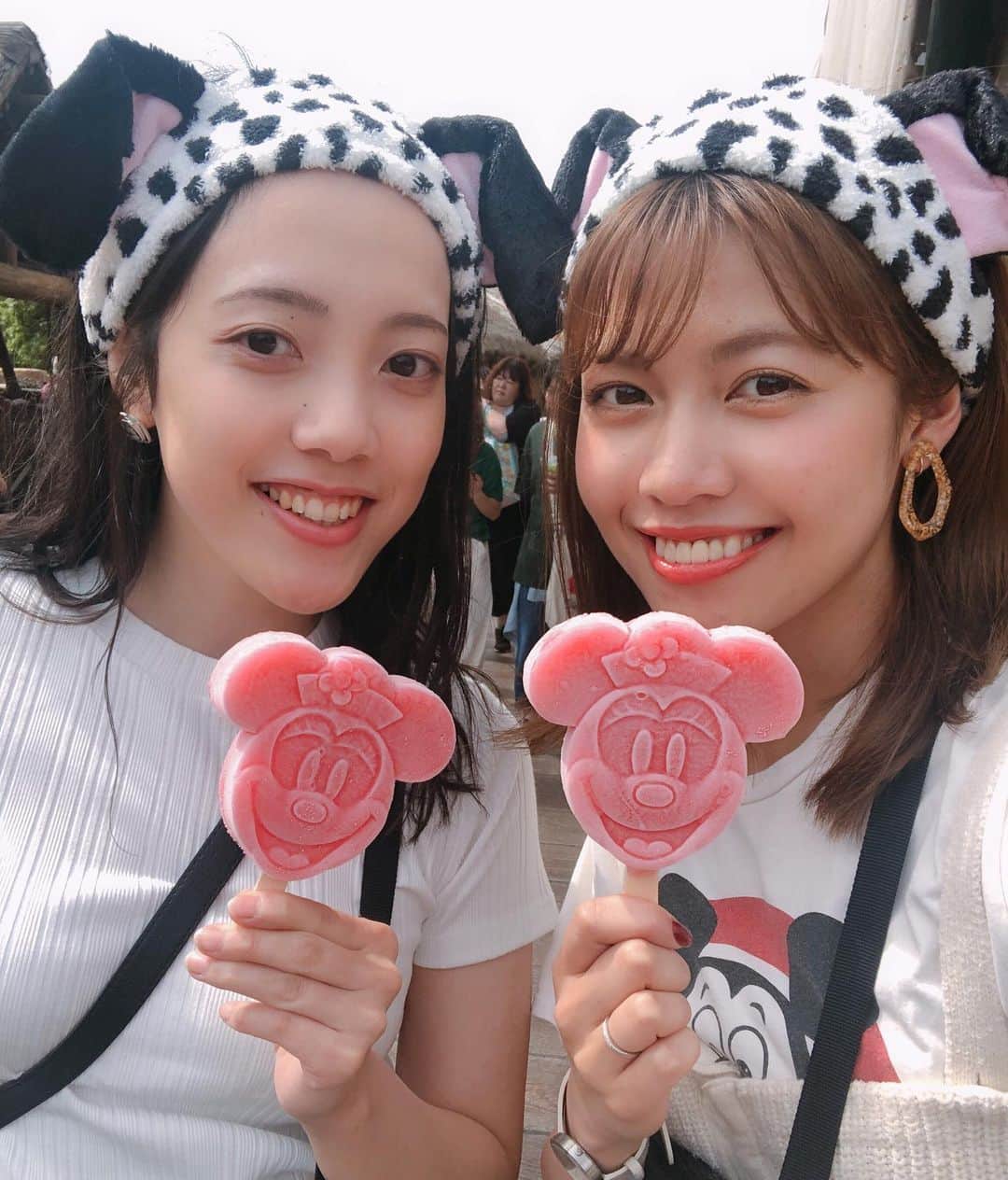 吉田晴香さんのインスタグラム写真 - (吉田晴香Instagram)「・ ・ 念願のペロペロキャンディ♡♡← ・ ・ ・  インスタで見て 絶対食べると決めてたの😘 ・ ・ ・ なんか、、幼馴染といても みんながお姉ちゃんに感じるの😌！ 甘えています😜笑  #ディズニー #ひっさしぶり #101匹わんちゃん #Tシャツはミッキー」6月30日 21時11分 - haruka_yoshidaa