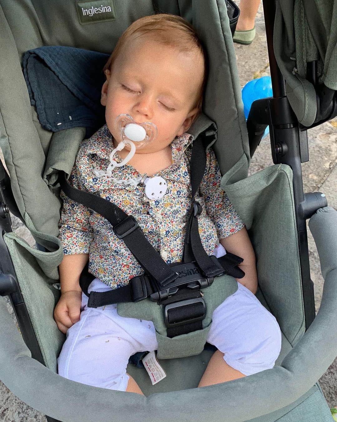 のインスタグラム：「Siesta after fiesta. ❤️ #thefollettos」