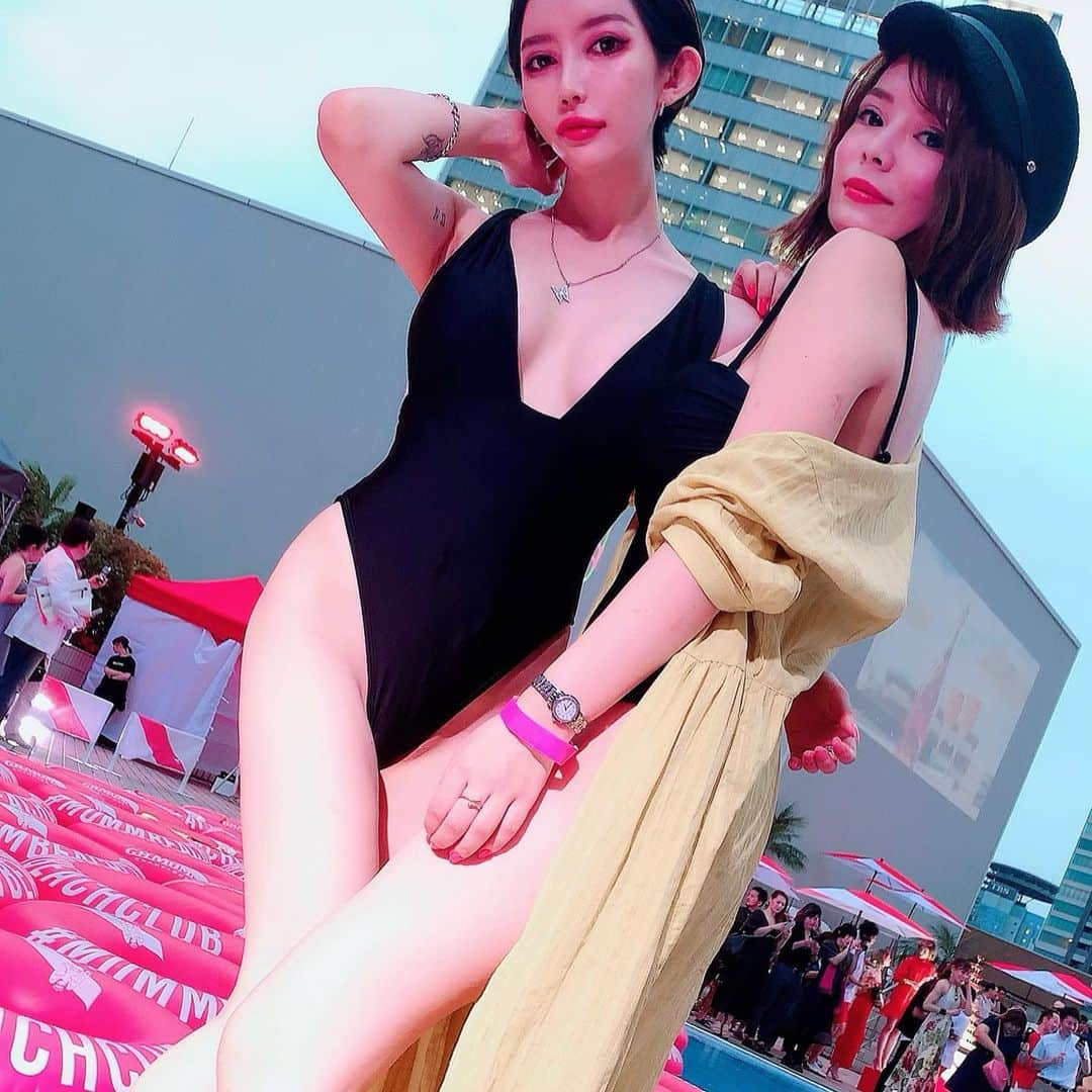 MASAMIさんのインスタグラム写真 - (MASAMIInstagram)「先日は @ghmumm_jpn のパーティで、大人なお洒落ガーデンプールで妹尾さんと思いっきりはしゃいできました🏊‍♀️❤️#水着#おっぱい#ガーデンプール  おっぱいってハッシュタグつけたからいいね押さないと許さない」6月30日 21時25分 - iharamasami