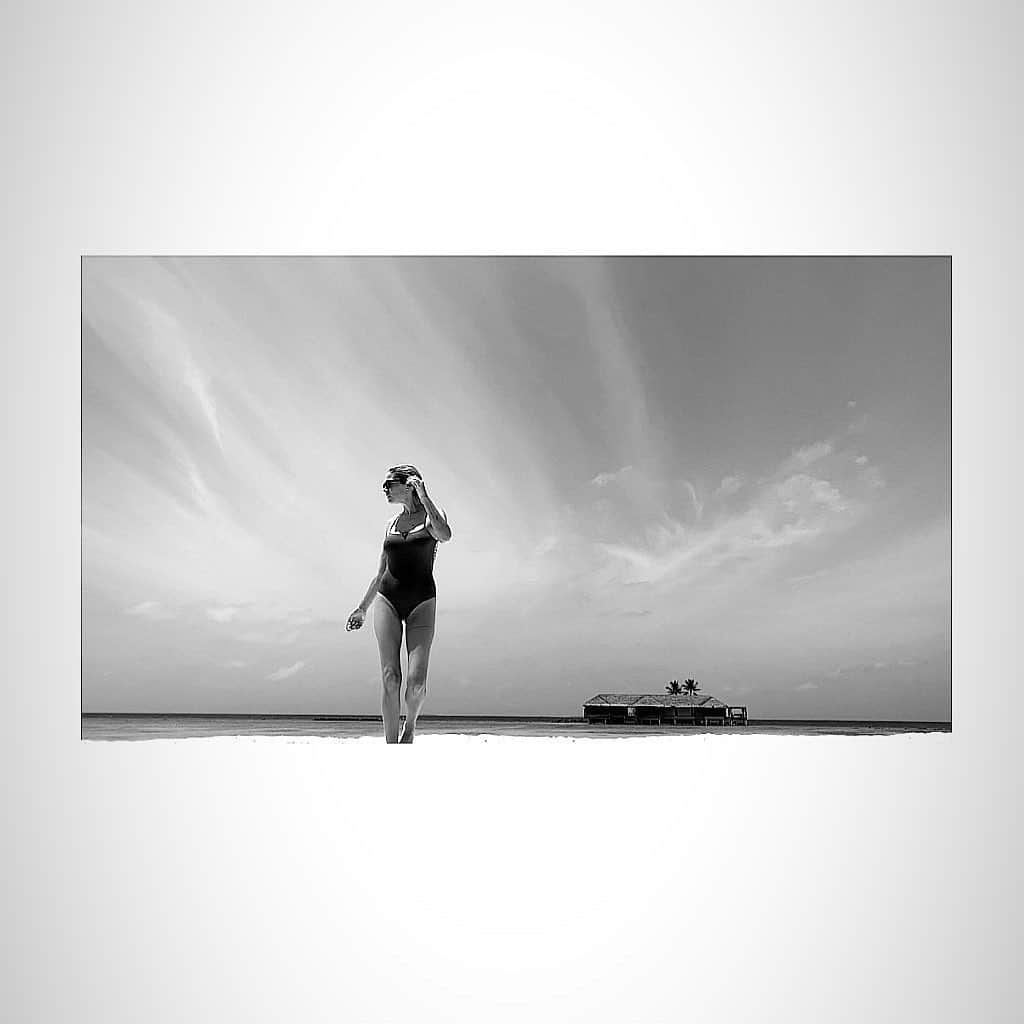 サラ・フェルバーバウムさんのインスタグラム写真 - (サラ・フェルバーバウムInstagram)「🤷🏼‍♀️ . . . . #reflectionsofme #throughmyeyes #okokimcoming」6月30日 21時25分 - sarahfelberbaum