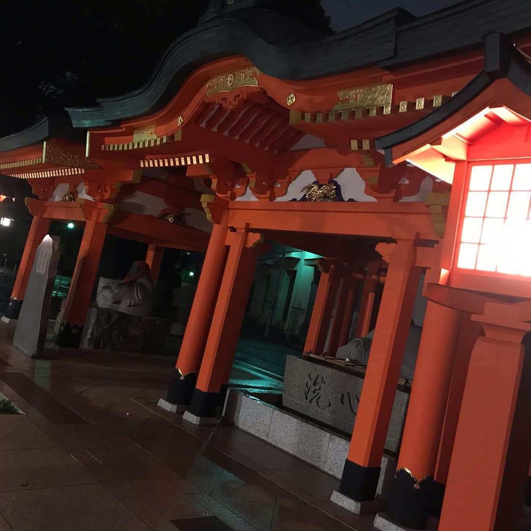 兼田恵さんのインスタグラム写真 - (兼田恵Instagram)「灯籠がわたしを呼んでいたのでつい入ってしまった夜の穴八幡宮さま ときめきではぁはぁしました  #灯籠 #神社 #夜の神社 #ときめきしかない」6月30日 21時38分 - earl_megu