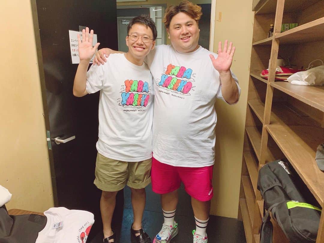 池田真一のインスタグラム：「俺、痩せるまで。ありがとうございました！お花まで！嬉しすぎる😭 楽しすぎて1時間一瞬でした！ 完全に亜生のお陰です！ 現在128kg次回までに120kgになってないと亜生からきつい罰ゲームがあります！ 次回のゲストもお楽しみに！ 亜生にYABA YASEYO(ヤバ痩せよ) Tシャツプレゼントしました！可愛い！」