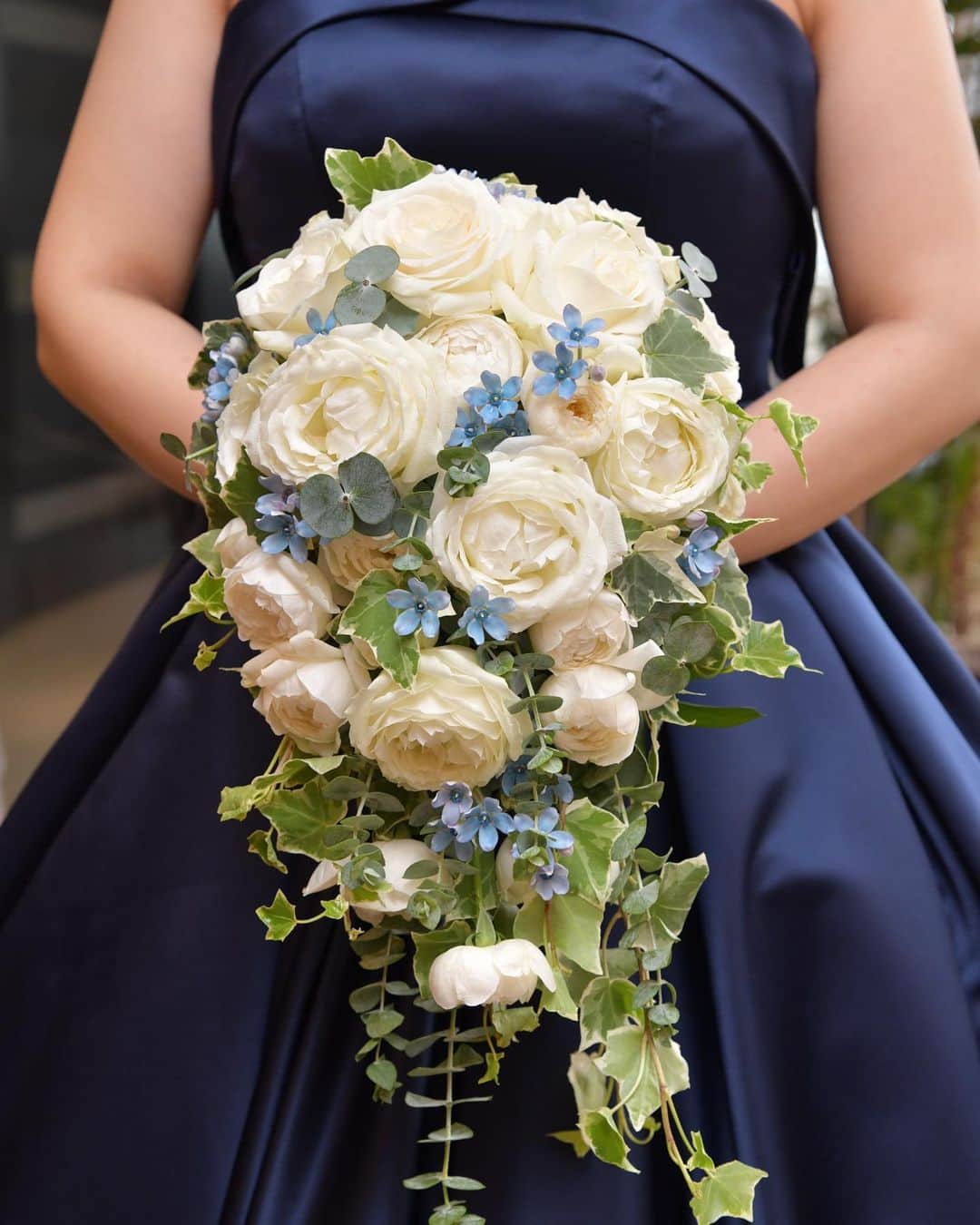 St.AQUA 東京の結婚式場 サンアクアチャペルさんのインスタグラム写真 - (St.AQUA 東京の結婚式場 サンアクアチャペルInstagram)「こだわりのアイテムでお二人らしい空間を... . ブーケはお色直しのネイビーのドレスに合わせて、白とグリーンに差し色で青を入れました。 存在感があってとても可愛いですよね☺️ . wedding date 2019.6.28 groom&bride J&R hair&makeup Momoyo Shigeta planner Nao Orido . . #サンアクア #サンアクアチャペル #d_wedding #海の近くのウエディング #2019年夏婚 #2019年秋婚 #2019年冬婚 #挙式とお食事会 #船上パーティー #少人数ウエディング #ファミリーウエディング #ウエディングブーケ #会場コーディネート #家族婚 #家族挙式 #マタニティウエディング #パパママ婚  #ブライダルフェア #ウエディングドレス #ドレス試着 #結婚式場探し #式場探し #式場見学  #プレ花嫁 #2人挙式  #船上ウエディング #結婚式準備 #竹芝 #日本中のプレ花嫁さんと繋がりたい」6月30日 21時33分 - staquatakeshiba