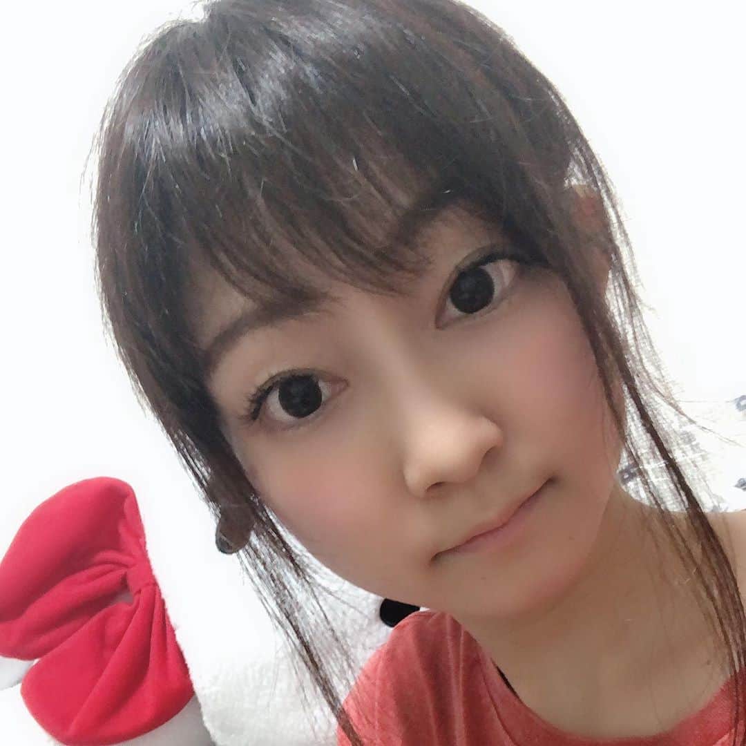ヒラヤマンのインスタグラム：「休日は眉毛書くだけ。笑 日曜日のお休みっていいよね。 Scarborough Fair聴きたくなる。 #休日 #holiday #妖気感じてる #背後にシロ」