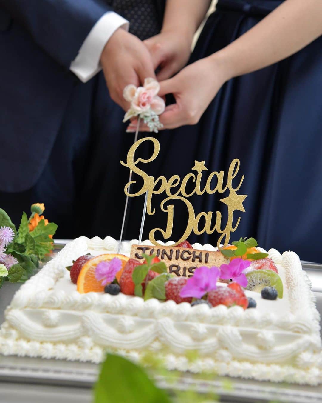 St.AQUA 東京の結婚式場 サンアクアチャペルさんのインスタグラム写真 - (St.AQUA 東京の結婚式場 サンアクアチャペルInstagram)「こだわりのアイテムでお二人らしい空間を... . ウエディングケーキにはケーキトッパーをのせて🍰 . . wedding date 2019.6.28 groom&bride J&R hair&makeup Momoyo Shigeta planner Nao Orido . . #サンアクア #サンアクアチャペル #d_wedding #海の近くのウエディング #2019年夏婚 #2019年秋婚 #2019年冬婚 #挙式とお食事会 #船上パーティー #少人数ウエディング #ファミリーウエディング #ウエディングブーケ #会場コーディネート #家族婚 #家族挙式 #マタニティウエディング #パパママ婚  #ブライダルフェア #ウエディングドレス #ドレス試着 #結婚式場探し #式場探し #式場見学  #プレ花嫁 #2人挙式  #船上ウエディング #結婚式準備 #竹芝 #日本中のプレ花嫁さんと繋がりたい」6月30日 21時34分 - staquatakeshiba