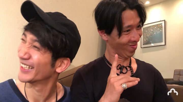 のインスタグラム：「【 #今日のムビート 】  shya7のウィッチ君と変顔ムビート🤪 顔の筋肉凄すぎる😂笑  たまにはこんなのもアリかなと🔥  #ムビート #iPhone #アプリ#動画 #音楽 #動画映え #自撮り #セルフィー #インスタ映え #ムービージェニック #編集 #加工 #簡単 #動画編集 #動画編集アプリ #おもしろ #ゴージャス #Instagram #TikTok #でも使えるよ #吉本新喜劇 #新喜劇 #よしもと新喜劇 #fm802 #shya7」