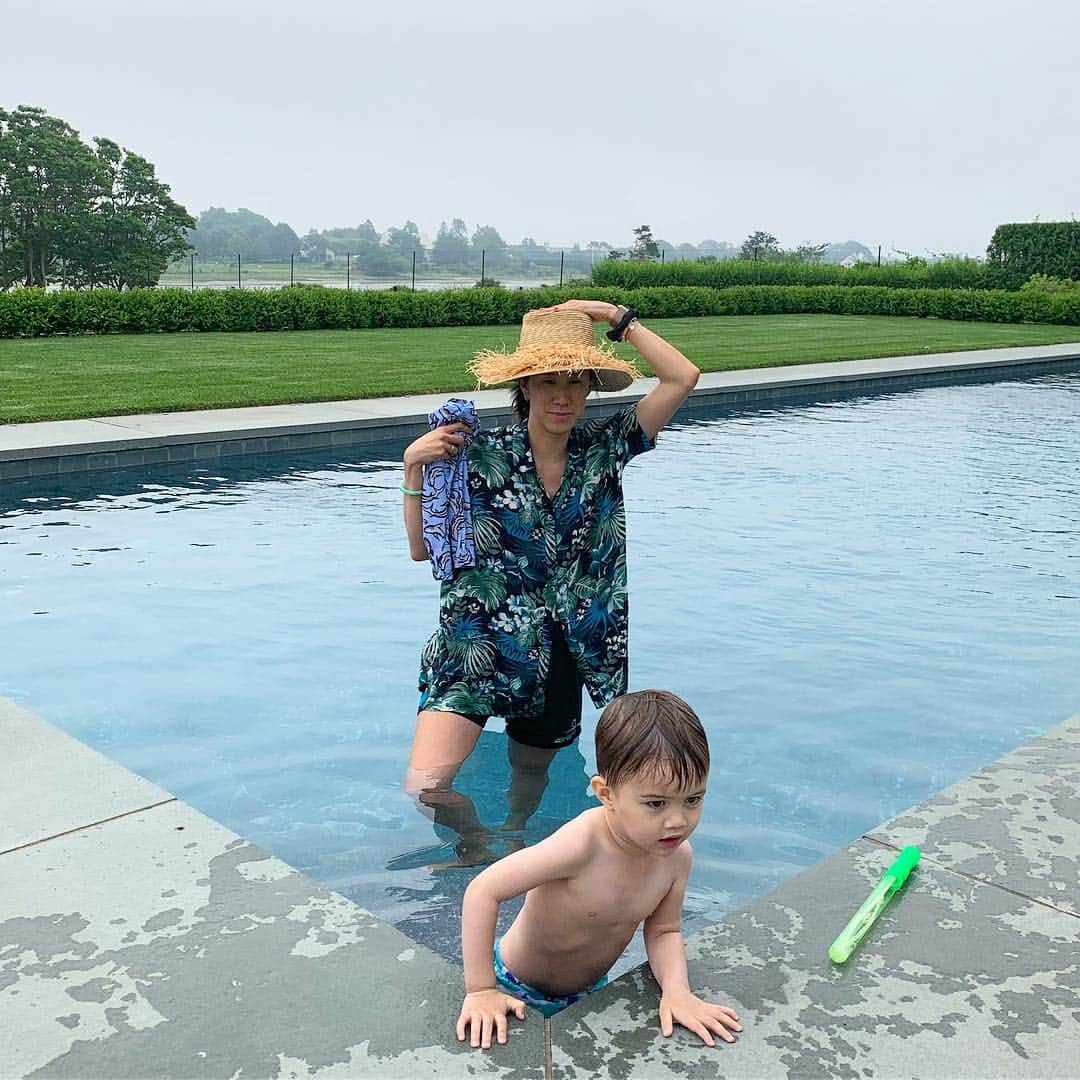 エヴァ・チェンさんのインスタグラム写真 - (エヴァ・チェンInstagram)「Turned around for one second to grab Tao’s swim shirt and he had jumped into the pool headfirst, of course I jumped in with him and here we are soaking wet. Keep your eyes on your kids this summer around the pool, guys!! Especially with under four year olds!!」6月30日 21時41分 - evachen212