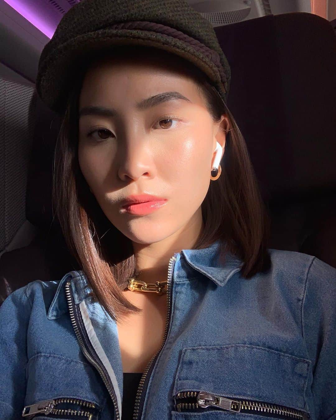 ソニアのインスタグラム：「Coming back to you SG 🦋 Had a number of DMs about my inflight skincare routine - I always bring a couple of face masks in my hand carry (any kind will do! Just something to hydrate and keep your skin plump!), also facial mist/ toner, a hydrating serum and sunscreen. Everything is under 100ml and cabin friendly. My complexion is not perfect, but I do what I can to maintain it. Keep your skin makeup free and nourished with hydrating products and you’ll look fresh even after a long flight!💧 . Lash lift: @thelashchapter Lips: @yslbeauty #rougevolupteshine Skin: @ahc.official and @chanel.beauty (I used their Les Beiges healthy glow balm in Light on my cheeks!) . #yslbeautysg #chanelbeautysg  #shotoniphone #airpods2 #skincare #glow @singaporeair」