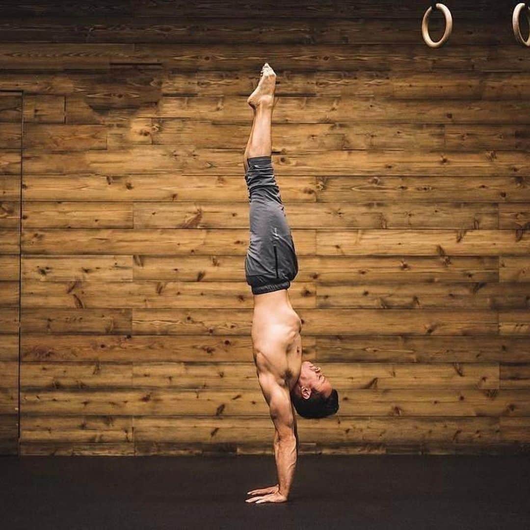 Inside Gymnasticsさんのインスタグラム写真 - (Inside GymnasticsInstagram)「Comment 🙋‍♀️or🙋‍♂️ if you did a handstand this weekend to celebrate #InternationalHandstandDay! #Repost @davedurante ・・・ DURANSTAND.  All day.  Every day. Get upside down today and show me what you guys are working on 💪🏼Tag me and #duranstand in your posts and I'll send some notes/cues on your handstands. 📷by @coreyjenkinsphoto @powermonkeyfitness @reebok @promixnutrition @solacenewyork #handstand #fitness #ilovegymnastics #techniquematters #gymnastics」7月1日 3時19分 - insidegym