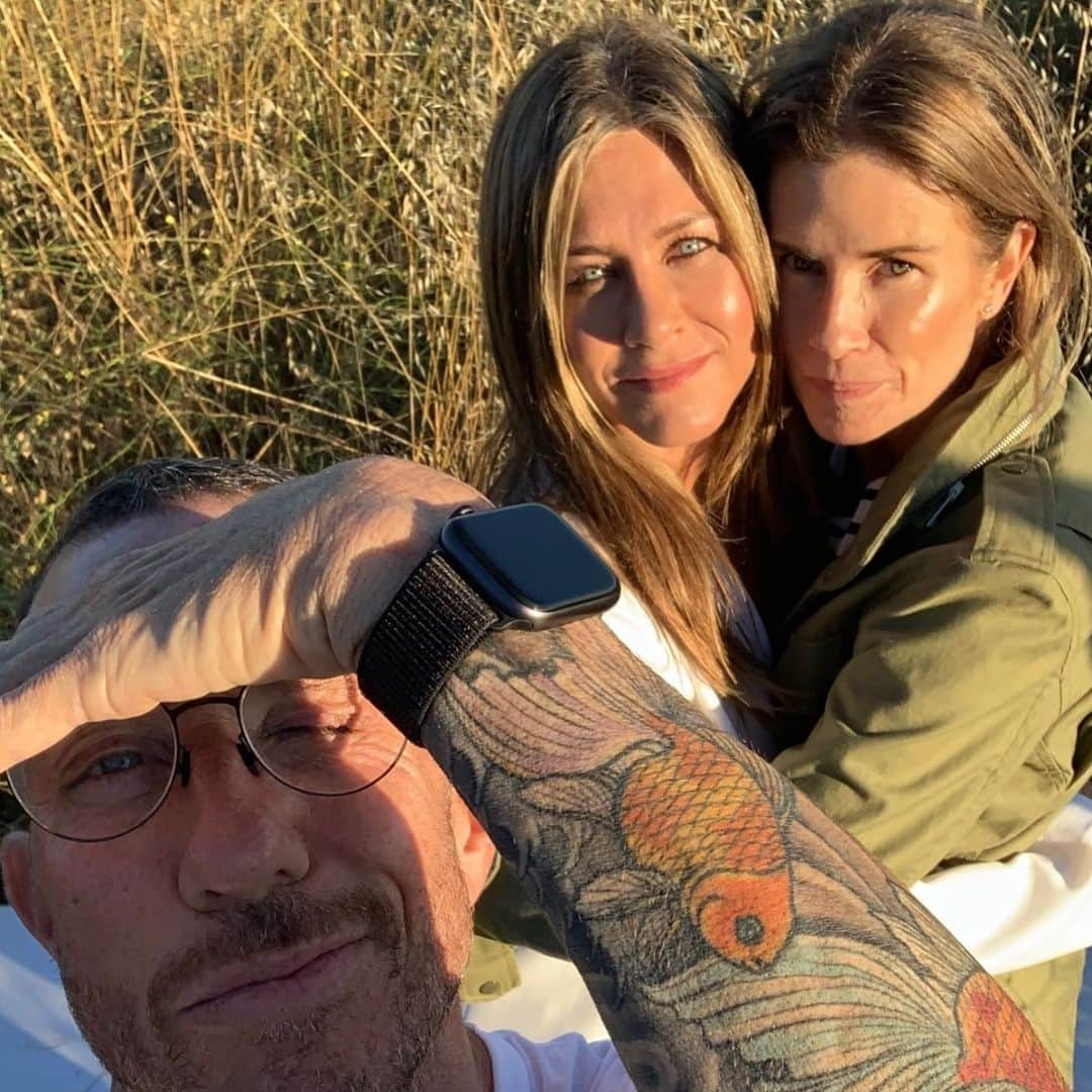 グッチ・ウェストマンさんのインスタグラム写真 - (グッチ・ウェストマンInstagram)「With my favorite team ❤️ @mrchrismcmillan and #jenniferaniston I wanted to really amplify Jens natural gorgeous skin and beauty - I used @westmanatelier #vitalskinfoundationstick in 4 and 7 and my #beautybutterbronzer for an authentic sun kissed finish, my #superloadedtinted highlight swept across cheeks for a warm glow, on cheeks I used #babycheeks in #poppet and #minette (plus a new shade coming later this summer)! For a subtle contour I used #facetrace in #biscuit just below cheeks bones. On eyes I used matte Browns from @chanel.beauty and a brown @chanel.beauty mascara on top and bottom lashes, on lips I used @narsissist in Bahama ❤️ @westmanatelier available on www.westman- Atelier.com. Subscribe to my @youtube channel to see more about my products, recipes, beauty and  other things! 💋」7月1日 3時11分 - gucciwestman