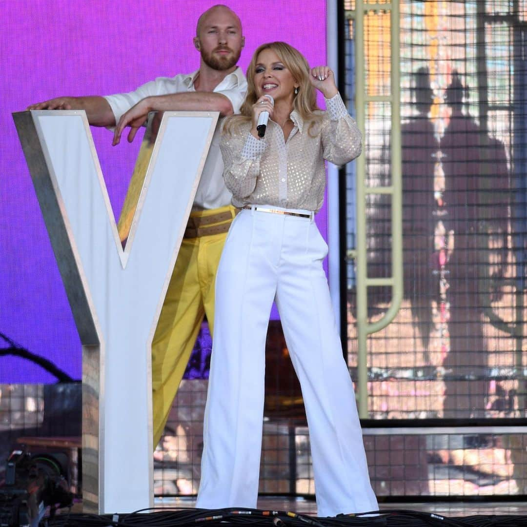 ステラ・マッカートニーさんのインスタグラム写真 - (ステラ・マッカートニーInstagram)「@KylieMinogue lights up @glastofest in custom #StellaMcCartney ✨⁣ ⁣ #InStella #Glastonbury #kylieminogue」7月1日 3時20分 - stellamccartney