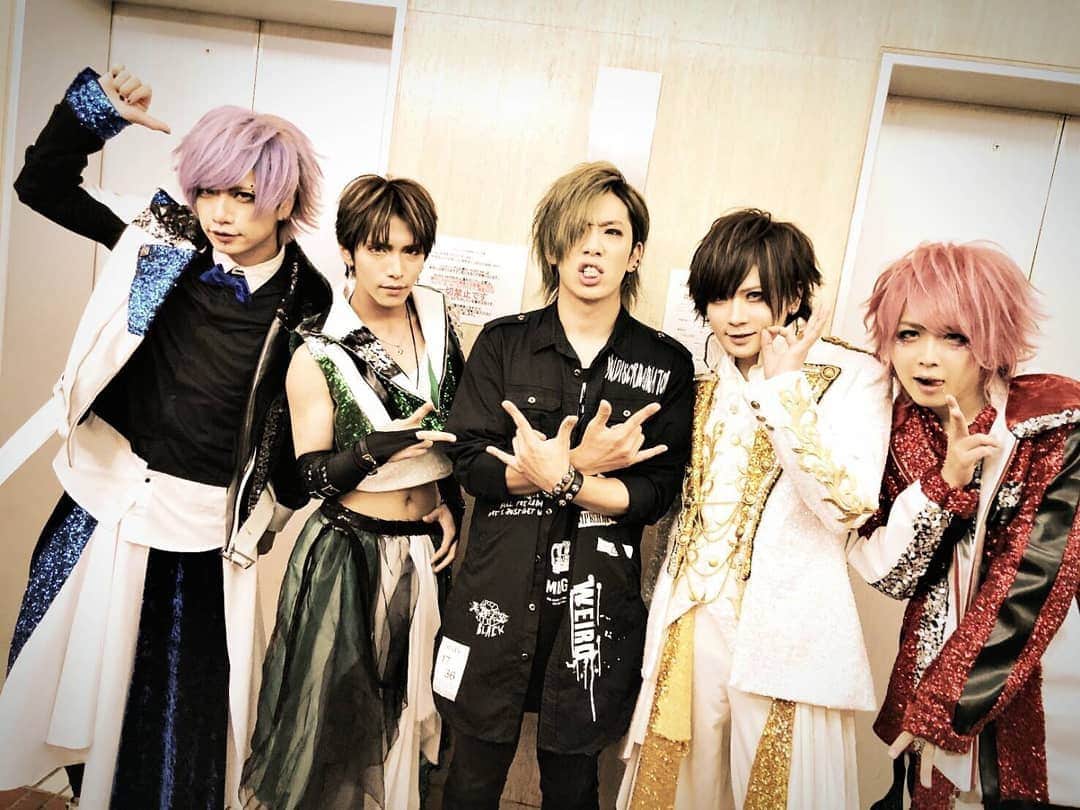 Chiyu のインスタグラム：「LEZARD2マン楽しかったー！ 呼んでくれたメンバーの皆様ありがとう！ そして今日会場に来てくれたみんなもありがとう♪ 優しい尼崎の人で覚えてください(笑) またお互い成長してぶつかりあいましょ♪ 今日はありがとうございました！ #CHIYU #LEZARD #新宿」