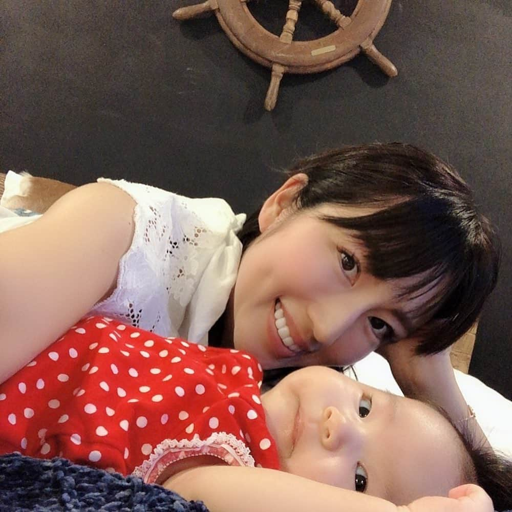 庄司ゆうこさんのインスタグラム写真 - (庄司ゆうこInstagram)「今日は初の1泊2日の家族旅行🤗✨ 都内から車で1時間で行ける茅ヶ崎へ(^^) THEHOUSEという一棟貸しのゲストハウスに泊まりに来ました🤗 サザンビーチが目の前で最高のロケーション！！ あー😂晴れてたら最高だったのになぁ(＞＜)雨だったのでこんな日はお部屋でゆっくり✨たまにはこういう時間も大事💕 二階が海が一望出来るベッドルームとお風呂があって、3階が広いリビング❣️いつかこんなお家に住みたい😆 夜は近くで海鮮の美味しいお店見つけたよっ^ ^個室の座敷だったから凄く居心地よかった^_^ ももちゃん初のお泊り旅行でドキドキでしたが、特にぐずらず良い子でいてくれました^ ^ #茅ヶ崎#サザンビーチ#thehouse#一棟貸し#ゲストハウス#プチ旅行#子連れ旅行#1泊2日#目標#月1で旅行#生後80日#ももちゃんです🤗」6月30日 21時48分 - yuko.shoji