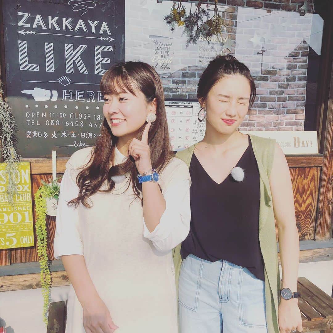 常盤よしこのインスタグラム：「激しいし雨が続きますね。 どうか、大きな被害が出ませんよう… みなさん情報はこまめにチェックを。 晴れ間が恋しいですね。  先日のロケ。 ひかるちゃんと！ ひかるちゃんにはお母さんみたいと言われますが… 私は姉妹のつもりです。笑 見逃した方は 若っ人再放送で。 明日でーす。  #tku#若っ人ランド#阿蘇#南阿蘇#高森#like#雑貨屋#熊本雑貨屋#ピアスありがとうございます#ドライブ」