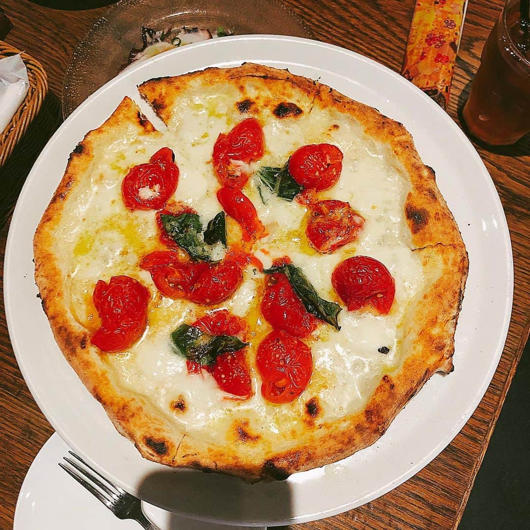 小峰みこさんのインスタグラム写真 - (小峰みこInstagram)「チーズって毎日食べても飽きないよね~🤤 . #チーズ #cheese #食べスタグラム #ピザ #カプレーゼ #ブッラータ #pizza #Caprese #Burrata」6月30日 21時51分 - mico_19911201
