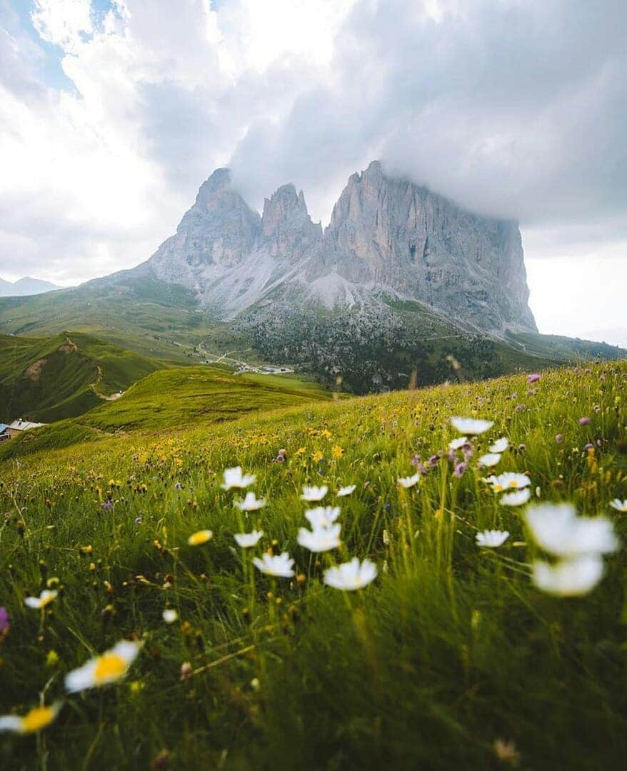 Discover Earthさんのインスタグラム写真 - (Discover EarthInstagram)「The Italian Alps look like such an incredible place to visit ! Which photo do you like the most ?  Who would you want to go hiking there with ? Tag them ! — 📍#DiscoverItaly — 📸  Photos by @davidmrule and @freelander__」6月30日 21時53分 - discoverearth