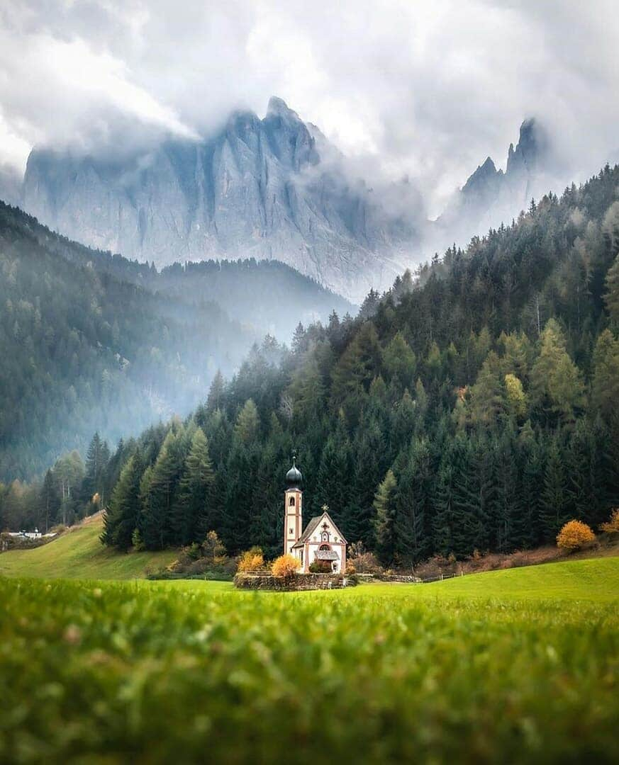 Discover Earthさんのインスタグラム写真 - (Discover EarthInstagram)「The Italian Alps look like such an incredible place to visit ! Which photo do you like the most ?  Who would you want to go hiking there with ? Tag them ! — 📍#DiscoverItaly — 📸  Photos by @davidmrule and @freelander__」6月30日 21時53分 - discoverearth