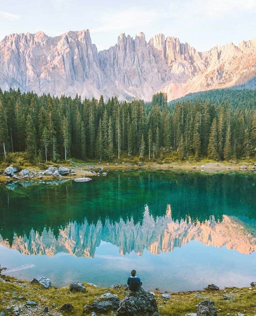 Discover Earthさんのインスタグラム写真 - (Discover EarthInstagram)「The Italian Alps look like such an incredible place to visit ! Which photo do you like the most ?  Who would you want to go hiking there with ? Tag them ! — 📍#DiscoverItaly — 📸  Photos by @davidmrule and @freelander__」6月30日 21時53分 - discoverearth