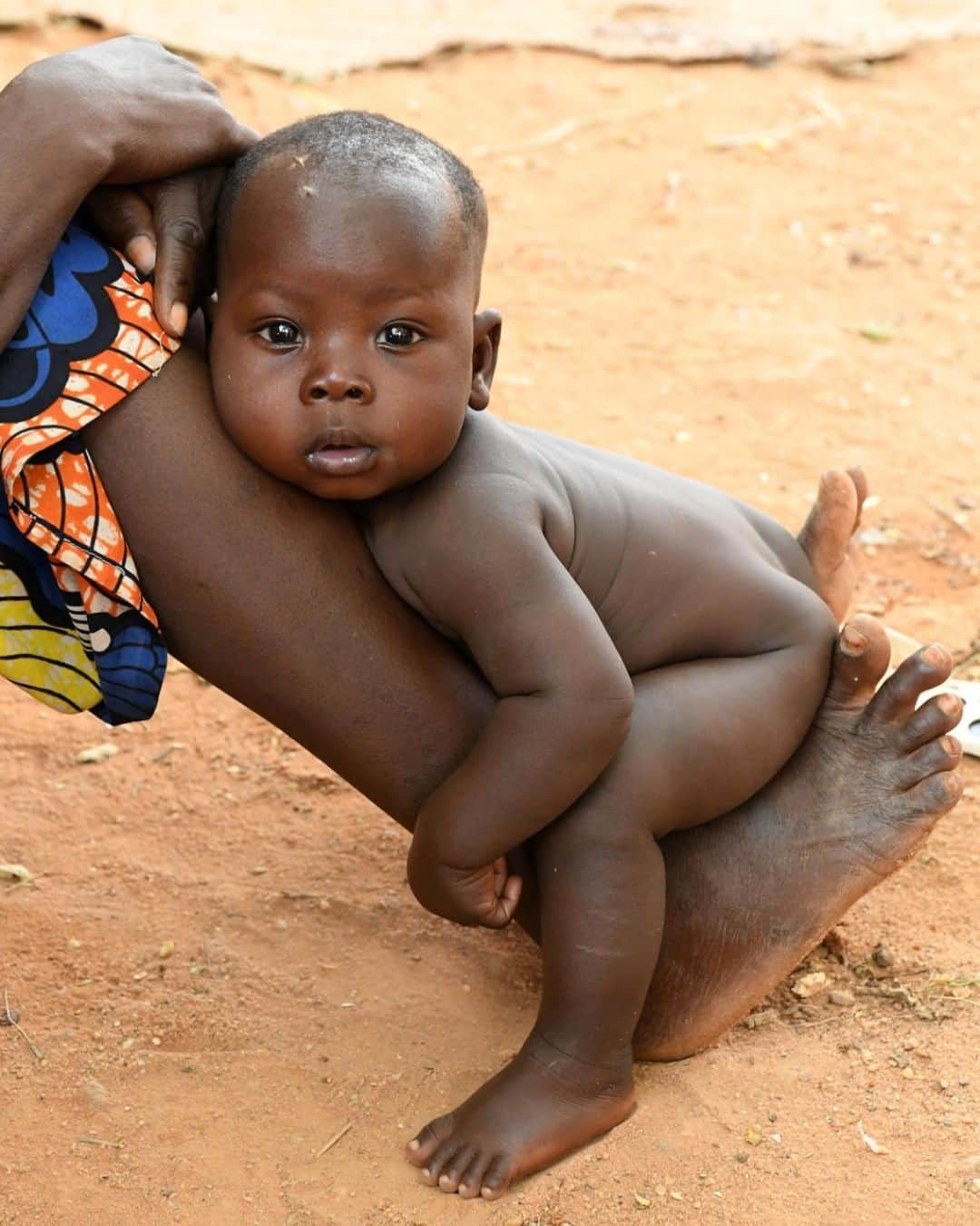 unicefさんのインスタグラム写真 - (unicefInstagram)「Being a baby is a tiring business! Thankfully, this little boy has the support of his mother in Niger. Help support parents to better support their children. Link in bio! #EarlyMomentsMatter © UNICEF/UN0316705/Dejongh」6月30日 21時55分 - unicef