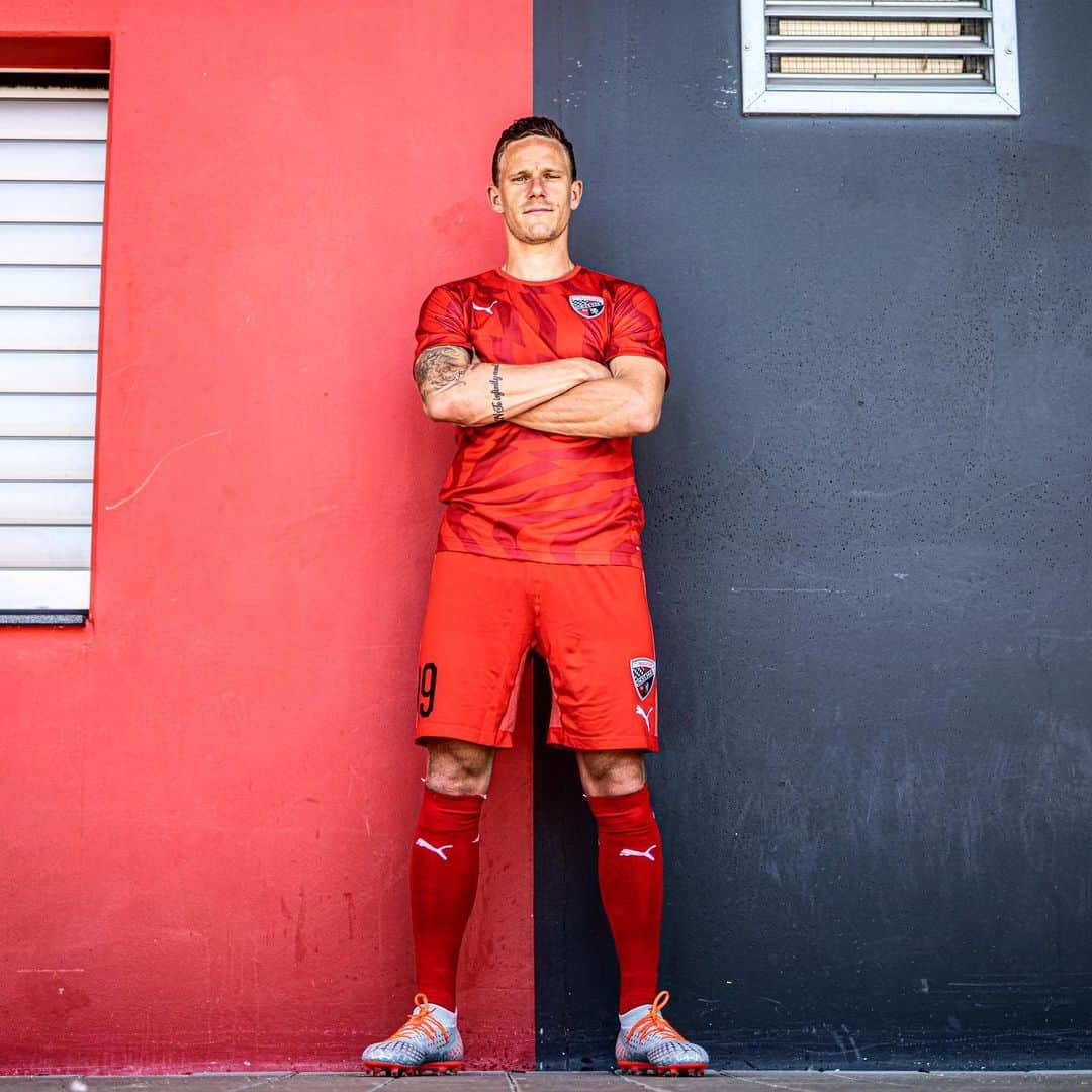 FCインゴルシュタット04さんのインスタグラム写真 - (FCインゴルシュタット04Instagram)「HEIMTRIKOT 19/20 🖤❤️ Brandneu von @pumafootball 🤩🔥 Pünktlich zur #Schanzer Saisoneröffnung 🙌😉 Meinungen⁉️👀」6月30日 22時05分 - dieschanzer