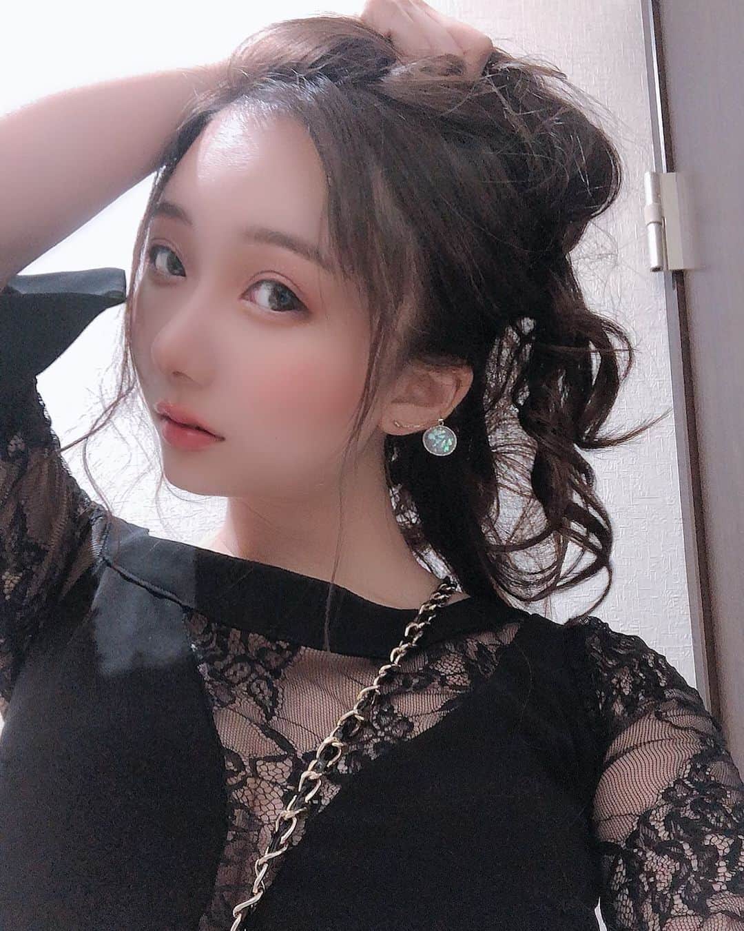 のインスタグラム：「出勤しました✨🤚 . 髪上げたいなぁって思いつついつも下ろしちゃう笑ガチガチのヘアメが苦手なの😂ラフな感じ好きだなぁ♪♪💓 . #likeforlikes#followforfollowback#photooftheday#cute#follow4followback#likeforfollow#instagood#❤#いいね返し#巨乳#谷間#酒#smile#飲み会#ススキノ#ホステス#キャバクラ#キャバ嬢#ニュークラブ#フィリア#バルセロナグループ#歌舞伎町#六本木#中洲#錦#栄#北新地#ミナミ」