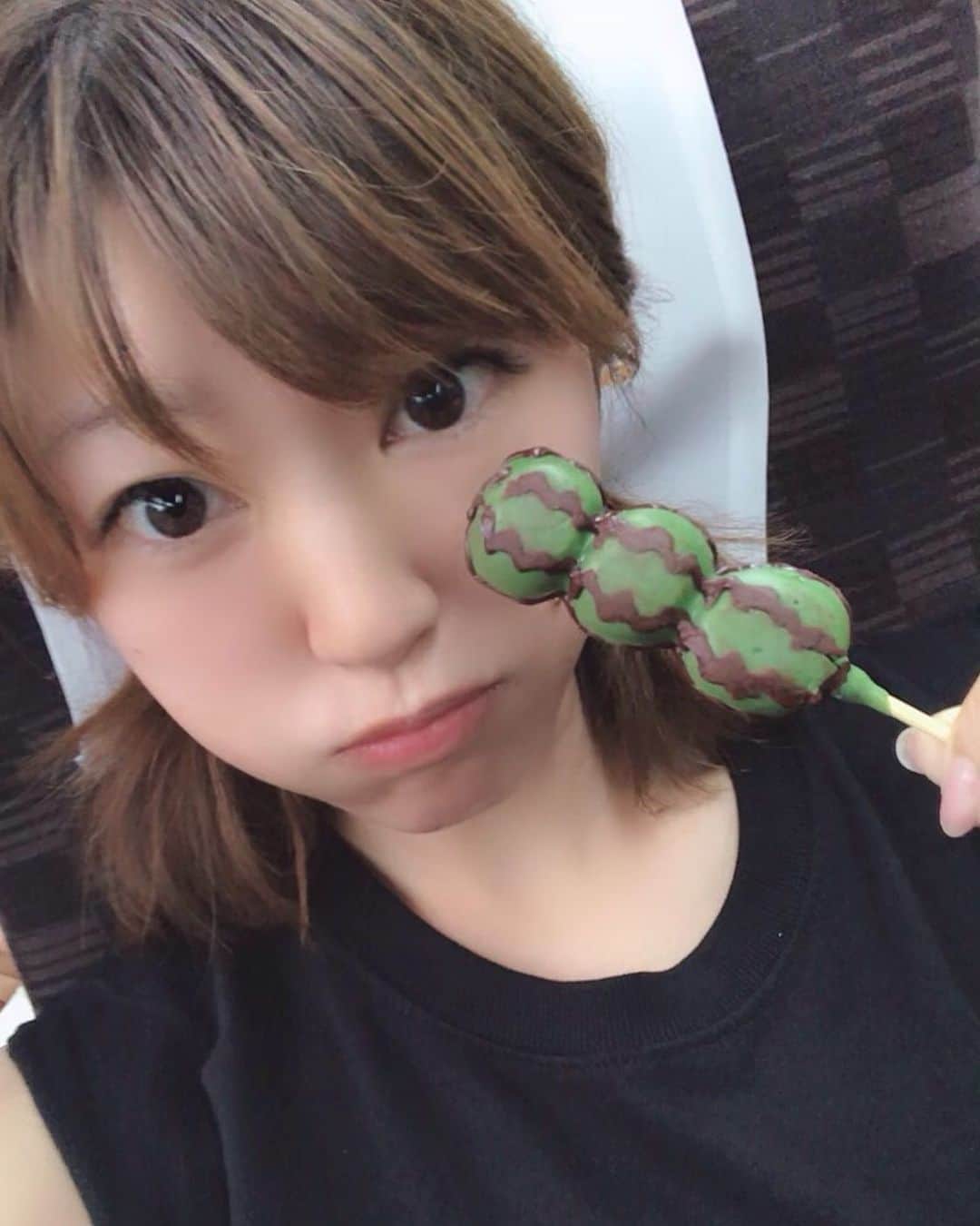 のインスタグラム：「ねぇ、みんなすいか団子って知ってる？ 今話題らしくてね、スタジアムでママが見つけて興奮してた😂😂 すいか味の団子って、、、😒って正直あんまり美味しくなさそうって思ってたんだけど、、、 これ、うまっ👏🥺✨✨✨ なんか、美味しいの！食べたらわかる！ アルウィン行ったら買ってみて！！ #スタグル #すいか団子 #見た目も中身もすいか #うまっ #なんかうまい #すいか #🍉 #団子 #🍡 #サンプロアルウィン」
