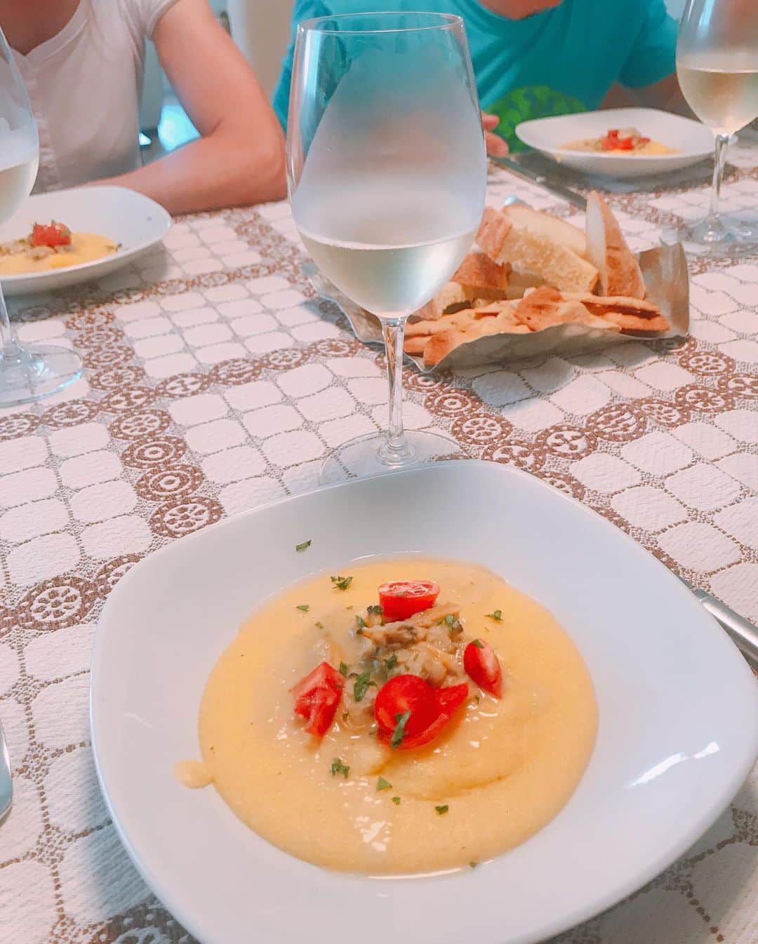 益子直美さんのインスタグラム写真 - (益子直美Instagram)「今回イタリアで食べたものの中で一番美味しかったのは、ロレンツォさん手作りのポレンタ！あさりソースの塩味がきいていて、お代わりしたいくらいでした！ しば犬ルイくんにも癒されました！ 私の手の中の落花生を狙っています！  #イタリア  #イタリア料理  #ポレンタ  #しば犬  #shibainu」6月30日 22時03分 - naomi.masuko