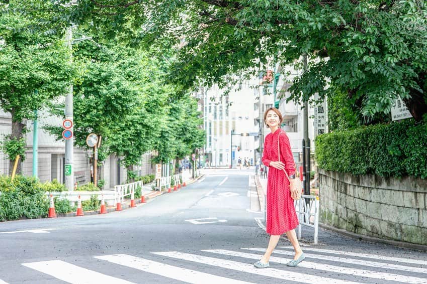渡辺由布子さんのインスタグラム写真 - (渡辺由布子Instagram)「🗿 ・ 喧騒と閑静が隣り合う街、渋谷。  元#渋谷区民 として、住まいと暮らしをデザインするモリモトの情報サイト「#SUMAU 」 @morimoto_sumau にインタビュー記事が掲載されました。  人生初の#一人暮らし で、新卒から約6年間を過ごした、思い入れのある街。 近年では外国人観光客が急増し、再開発が進んで、当時の景観とはガラッと変わってしまったけれど、今もなお進化し続け、いつ訪れても刺激をくれる、世界的に見ても唯一無二の存在だと私は思います。  ちなみに、今回取材協力いただいた @bee8.shibuya は、合コンの聖地でもあり、私の弟や当時の彼氏がバイトしていたこともあり、ある意味思い入れの強い店です(笑) ・ ・  記事はプロフィール欄に貼り付けたURLからご覧いただけます。  2枚目写真は#東京カレンダー 風  #私の好きな街 #住まう  #シブヤ  #BEE8  #109  #スクランブル交差点  #LostInTranslation ＿＿＿＿＿＿＿＿＿＿＿＿＿＿＿＿📍#SHIBUYA #Tokyo #Japan #🇯🇵」6月30日 22時10分 - watanabe_yuko