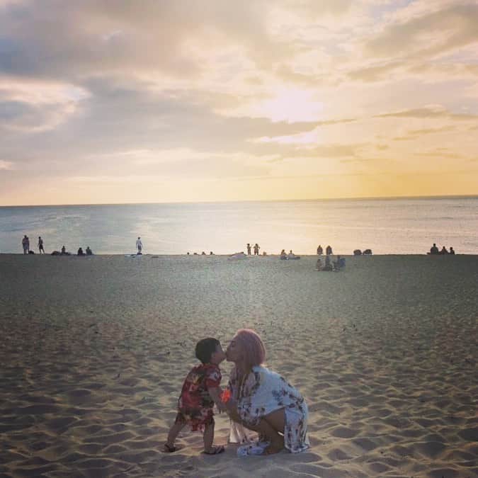 Nazukiのインスタグラム：「2019.6.30 上半期も終わり👏🏻👏🏻 ほんとにあっという間ですわ😅  2019上半期は、離婚という人生の中でのターニングポイントでもありました🌟 ずっと言えなかった分、公表した事で、ほんとに心がスッキリして、視野が広がりました✨✨ 人は時に愛情ではなく執着になる時があり… 私もそうだったのかもしれない…  でもそれに気づき、見方を変えると、そんな気持ちからも解放されて、新しい光が見えてくるんだと思います✨✨ 今は、ほんとにHappyで幸せです💕  下半期も親子元気にHappy  Lifeを送れるよう頑張ります😊  人生一度きりだから✌🏻 失敗を恐れず、失敗がプラスになって、前に進めるから👍  #life #mamalife #myson #kids #2019上半期  #離婚 #人生 #ターニングポイント #シングルマザー #男の子ママ #loveislove #love #happy #peaceful #hawaii #sunset #beach」