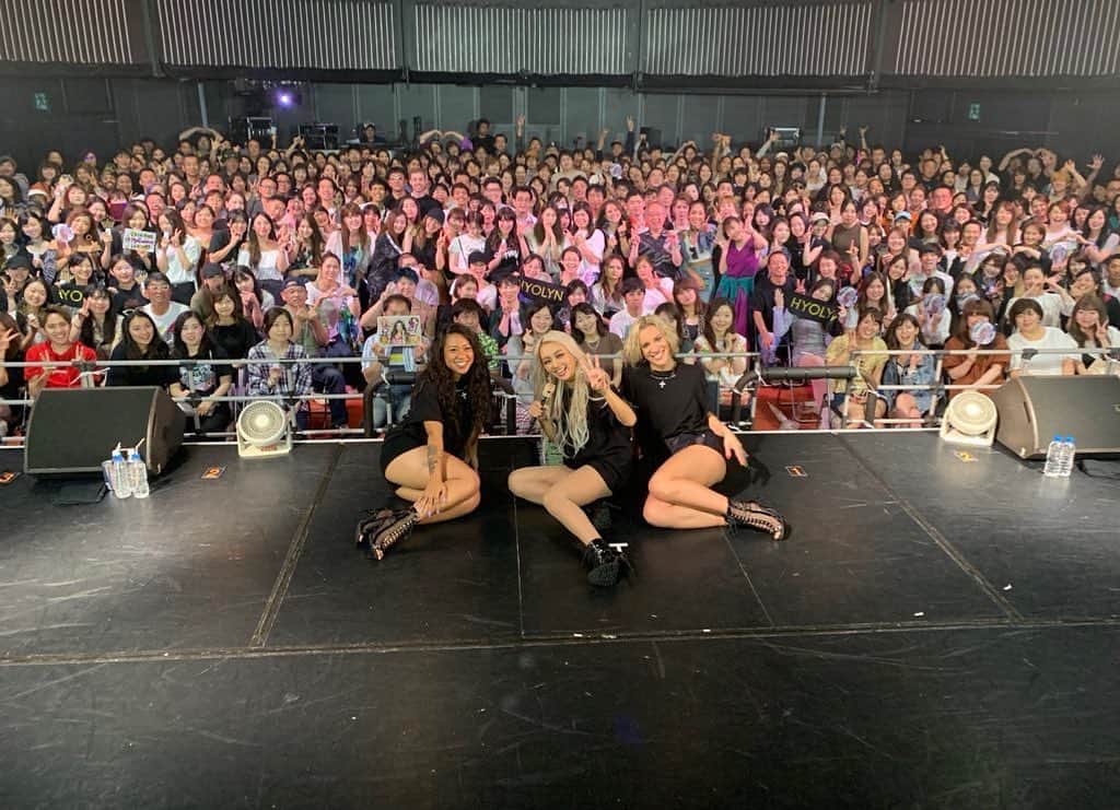 Codyのインスタグラム：「Hyolyn 1st World Tour: True  最高だった (左の方にいます！) @spencer3320 チケットとってくれて、ありがとう💞  @hamimi1108  @tabby_shandy_gaff  会えて嬉しかった〜 また大阪行った時に遊ぼう！  @akiyonyon さん久しぶりに会って、一緒に見れて良かった〜 「アゲ！」「アゲ！」ってうるさくてごめんなさいね w  あああ 疲れたけど、いい1日でした  #ヒョリン #hyolyn1stworldtour #新宿reny」