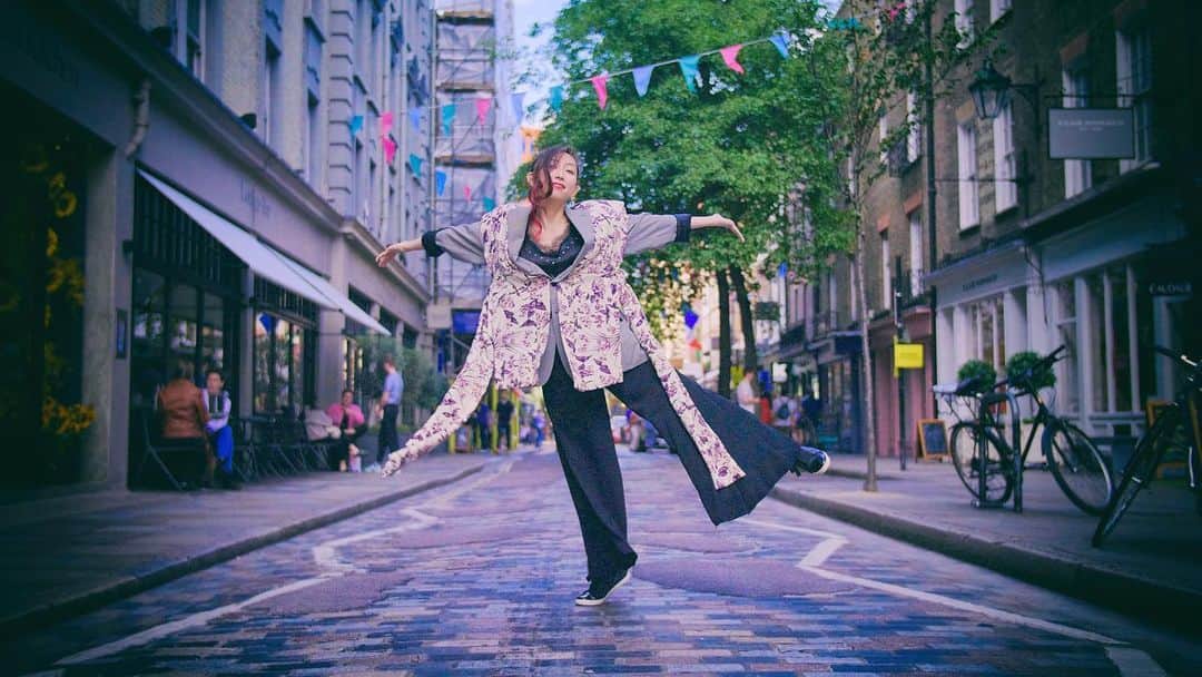 Rie fuさんのインスタグラム写真 - (Rie fuInstagram)「This is how I feel these days - blessed, grateful, and don’t give a flying f what people think about my weird pose🕴🌈 #London #singersongwriter #japan #uk #Riefu #music #artist #painter #translator shot by @yukiogura.film」6月30日 22時11分 - riefuofficial
