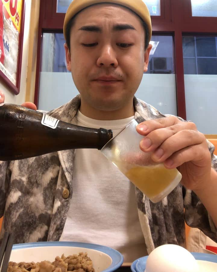 のインスタグラム：「整体師のベロベロ日記 一度やってみたかったぎゅう皿でビール！！ アカン！！めっちゃ美味いー！！ 生姜と卵でカスタマイズ！！ #整体師のベロベロ日記 #松屋で晩酌 #ぎゅう皿ビール最高 #飲兵衛達がするのわかる #って信頼するグルメブロガーが言うてた」