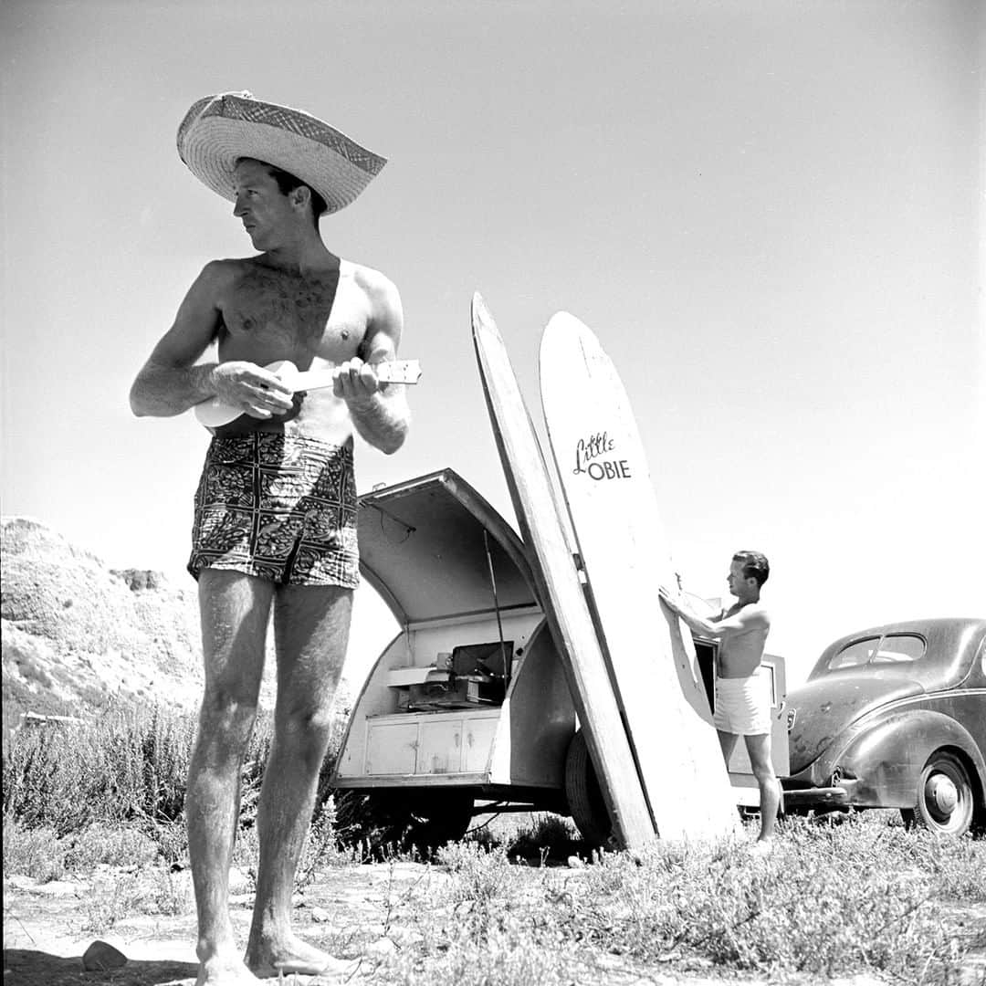 lifeさんのインスタグラム写真 - (lifeInstagram)「A surfer playing a ukulele on the beach at San Onofre, California, 1950. (Loomis Dean—The LIFE Picture Collection/Getty Images) #surfers #California #vintagesurf」6月30日 22時22分 - life