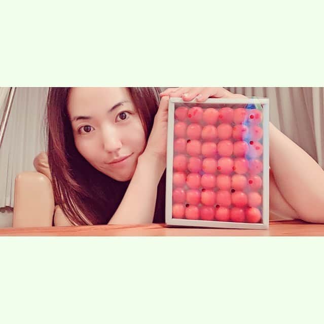 笠りつ子のインスタグラム：「お久しぶりです🙊 元気ですか？？ いつも、応援有難うございます。  さくらんぼ🍒🍒ありがとう  #奇跡の一枚。 おやすみ。」
