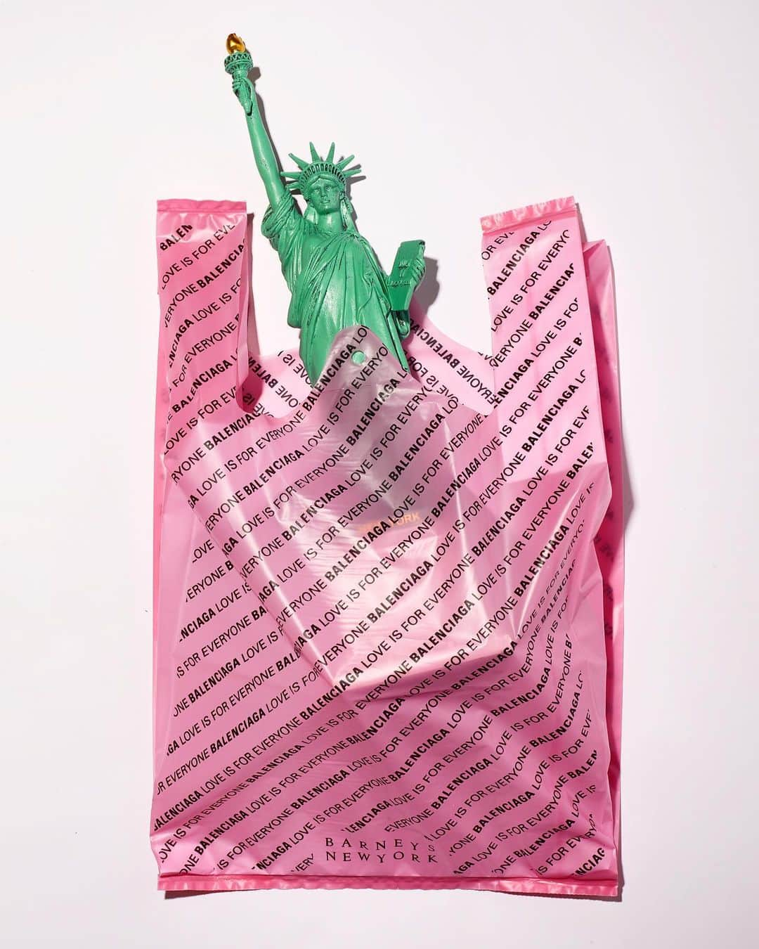 barneysnyofficialさんのインスタグラム写真 - (barneysnyofficialInstagram)「Happy #WorldPride from our hometown of NYC! Our local bodega partners will be distributing the @barneysny x @balenciaga biodegradable deli bag along the path of today’s march. Stay tuned on IG stories as we document today’s celebration of love and hashtag #bnyworldpride when you grab your bag to be reposted on our page. Photographed by: @heidibphoto」6月30日 22時17分 - barneysny