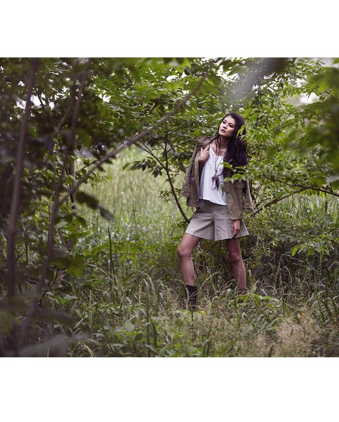 植草沙織さんのインスタグラム写真 - (植草沙織Instagram)「梅雨🌿🌿🌱 . . . . #梅雨  #green #forest #nature #earth #beauty #fashion  #白T #Tシャツ #Tシャツコーデ #アウトドア #探検 #アースカラー #ニュートラルカラー #サファリ #ファッション #白Ｔはヘインズ #白Ｔオーディション #ヘインズでハワイ旅行 #Hanes  #walking #model #walkinginstructor #美脚 #美脚ストレッチ #美脚エクササイズ」6月30日 22時18分 - saori___