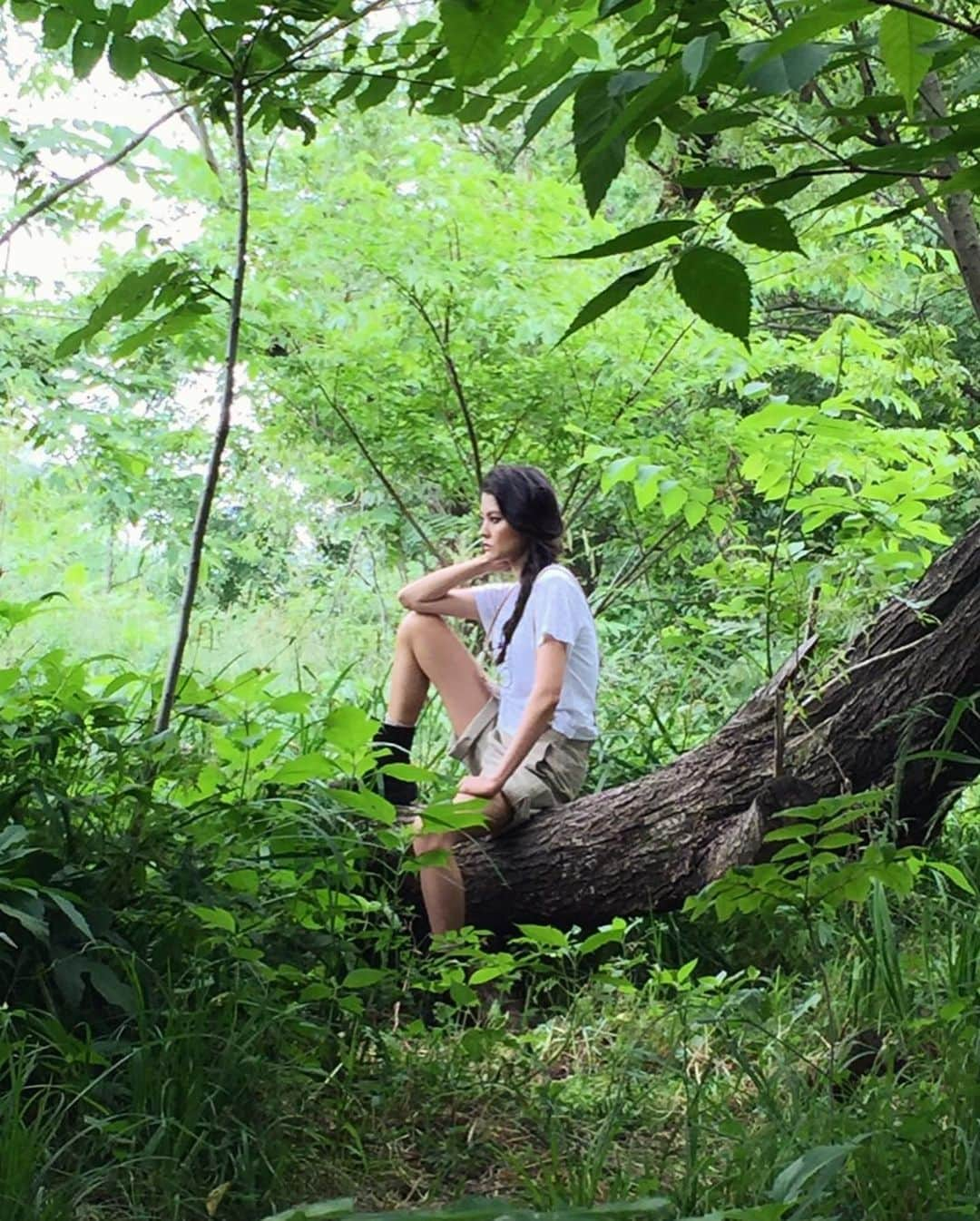 植草沙織さんのインスタグラム写真 - (植草沙織Instagram)「梅雨🌿🌿🌱 . . . . #梅雨  #green #forest #nature #earth #beauty #fashion  #白T #Tシャツ #Tシャツコーデ #アウトドア #探検 #アースカラー #ニュートラルカラー #サファリ #ファッション #白Ｔはヘインズ #白Ｔオーディション #ヘインズでハワイ旅行 #Hanes  #walking #model #walkinginstructor #美脚 #美脚ストレッチ #美脚エクササイズ」6月30日 22時18分 - saori___