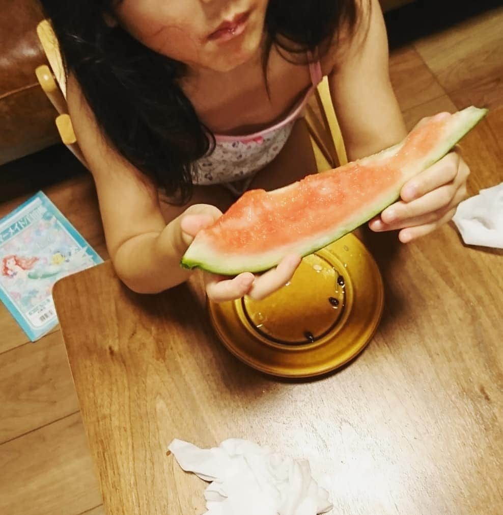 西山茉希さんのインスタグラム写真 - (西山茉希Instagram)「なぜか家でお泊まり会。  #ナイス発想 #ナイスエンジョイ #ナイス練習  寝袋出して、 スミッコぐらし添えて、 もぐったり出てきたりスイカ食べたり。  #夏 #キャンプ余韻 #ドラえもんと共に  今日も今日とて愉快な姉妹。  #学びあり #喧嘩あり #放置あり  かくかくしかじか。 我等流スタイル。  #黄色信号はいっぱいでも #赤信号は少な目に #田舎道スタイルでゆこう  学ぶ時に学んでさ。 感じる時に感じてさ。 教わるより経験。 そんくらいでゆこう。  #ぐんない #またあしたね  若干母はベットで寝たい。」6月30日 22時20分 - maki.nshiyama50