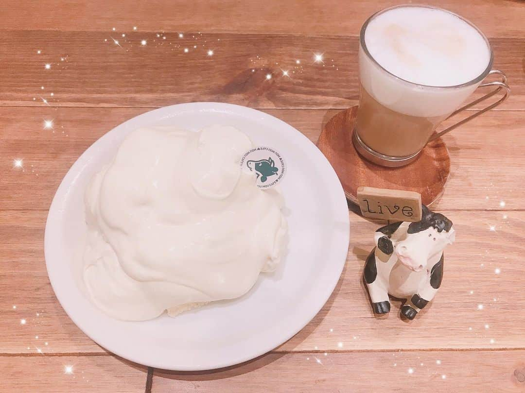 秋波愛さんのインスタグラム写真 - (秋波愛Instagram)「❤︎*。 . . . 生クリームらぶい( ･ ･̥ )💓 . . . #moumoucafe #whipcream  #chiffoncake #cafe #instalove  #モウモウカフェ #生クリーム専門店  #生クリーム #シフォンケーキ #カフェ  #金山カフェ #アスナル金山 #甘党女子  #dela #あいちん #秋波愛 🐇🎀」6月30日 22時20分 - akinamiai